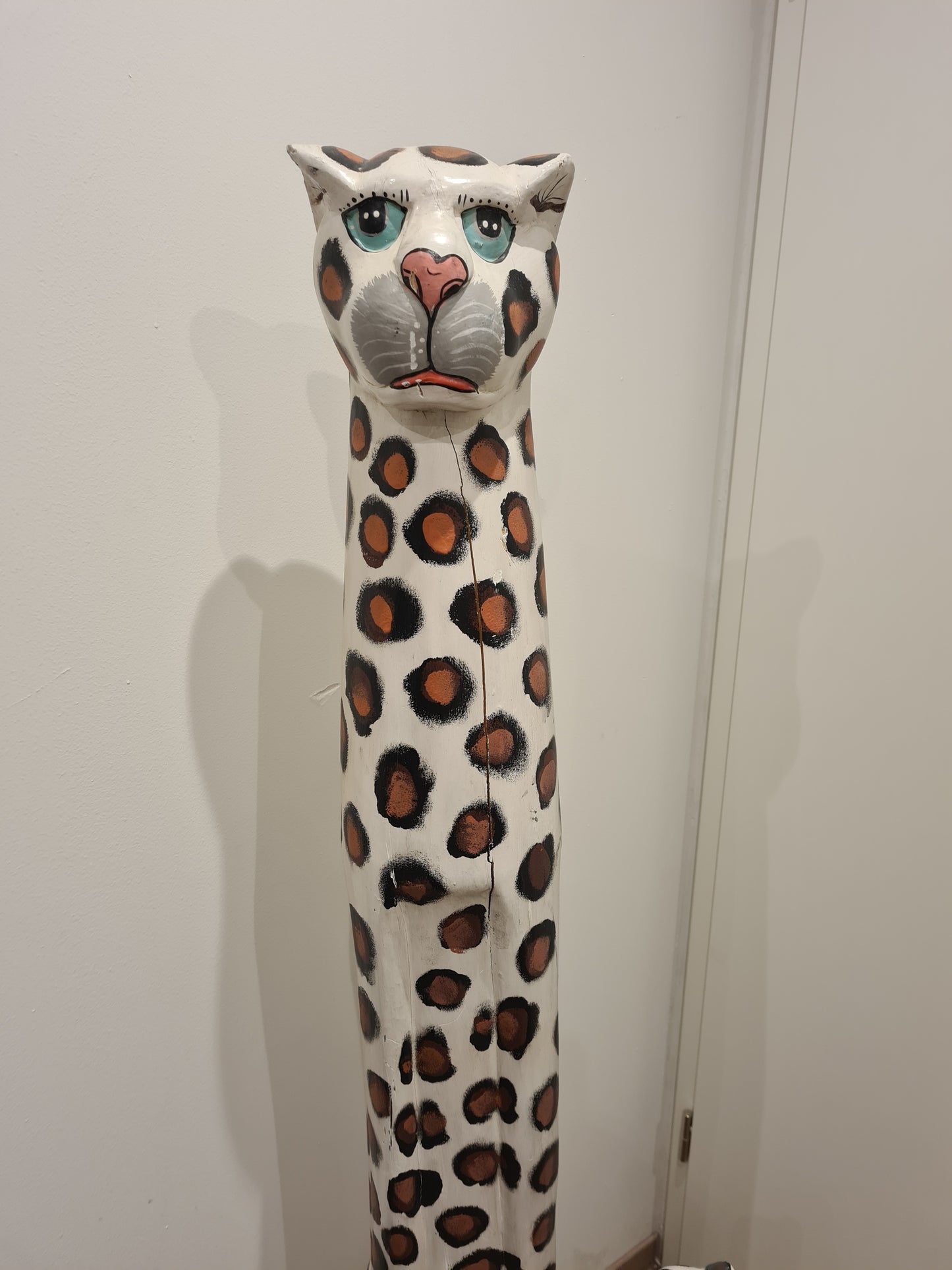 Set aus 2 handgeschnitzten und handbemalten Jaguar-Figuren aus Holz