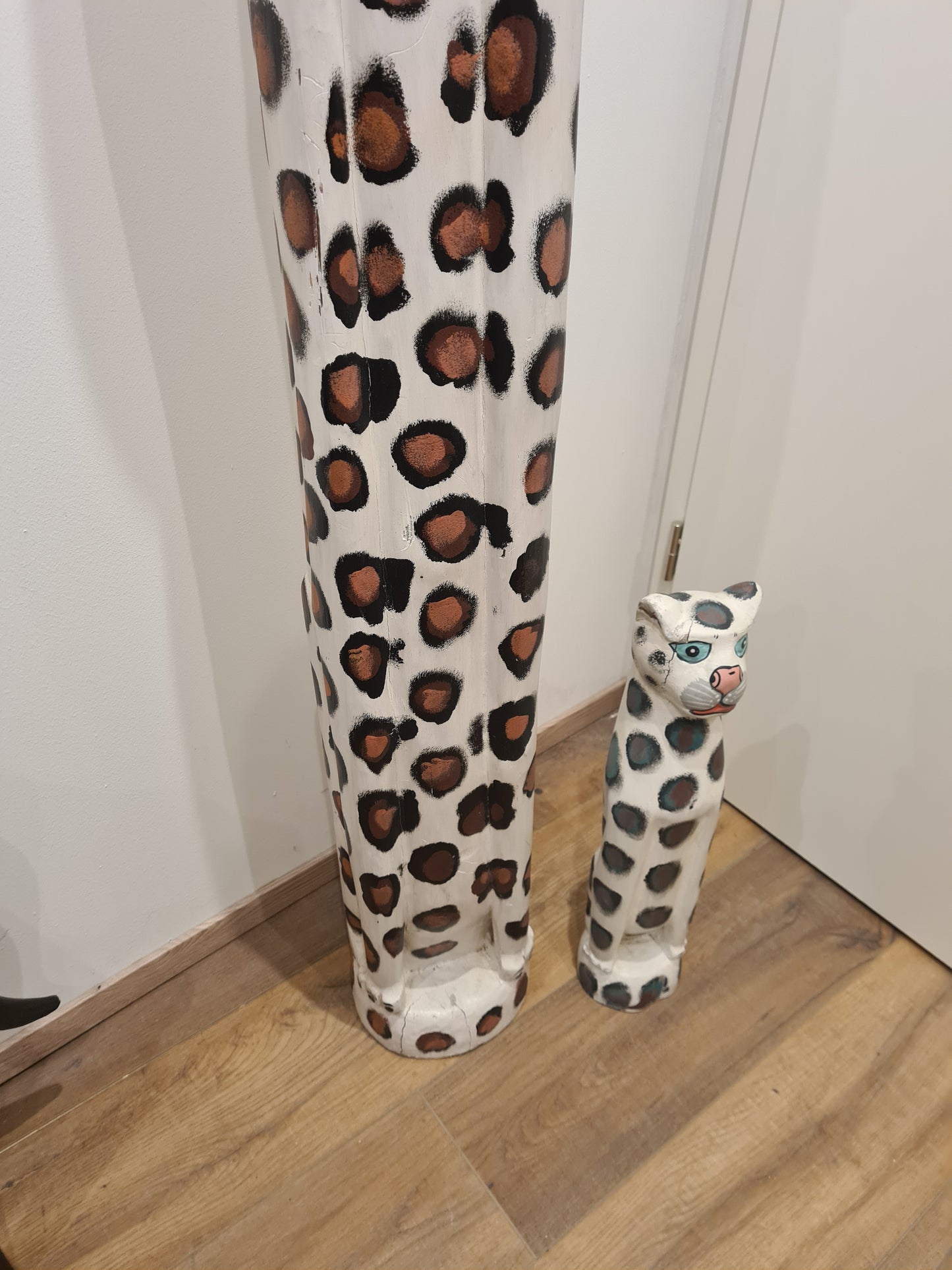 Set aus 2 handgeschnitzten und handbemalten Jaguar-Figuren aus Holz