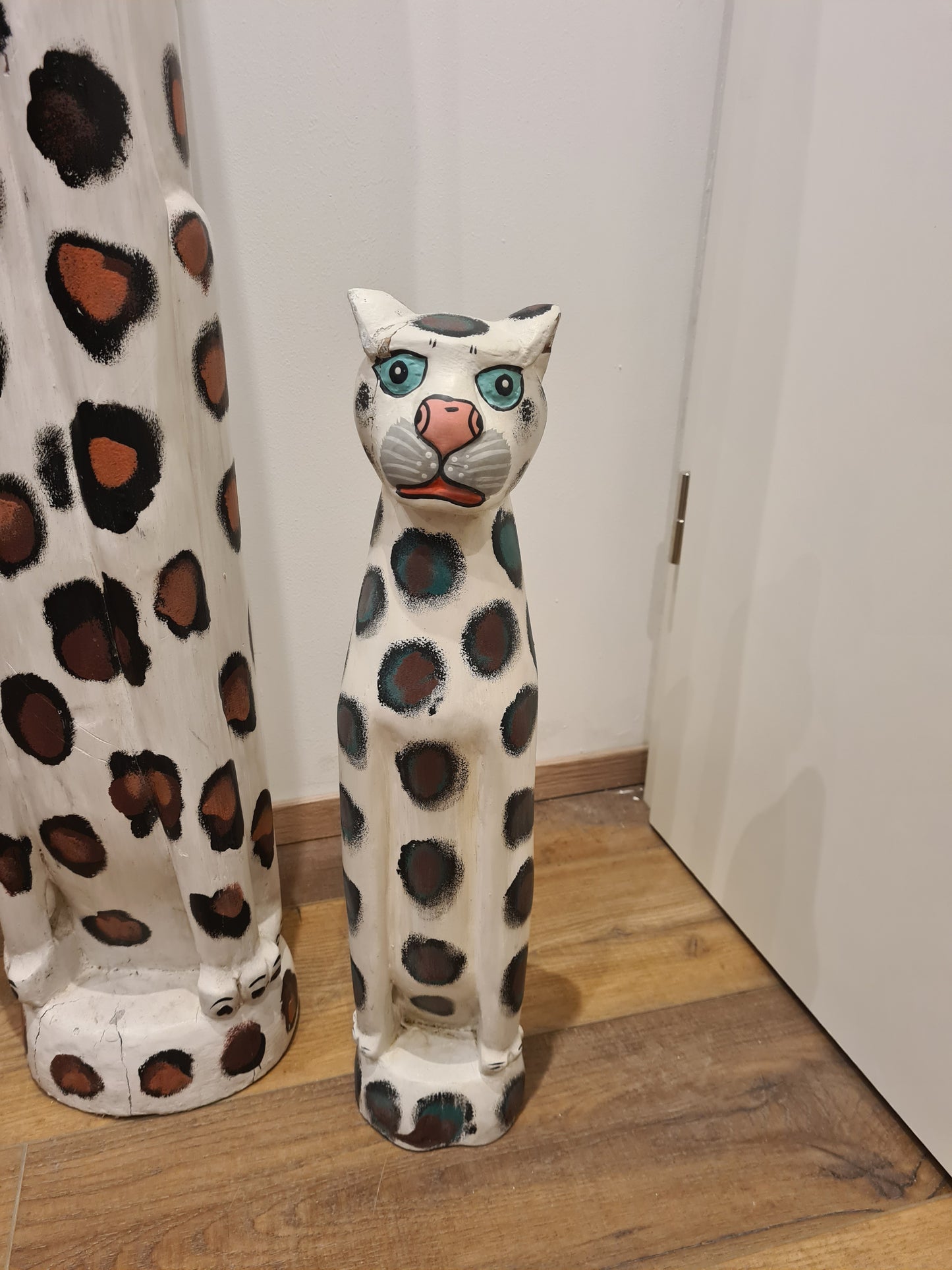 Set aus 2 handgeschnitzten und handbemalten Jaguar-Figuren aus Holz