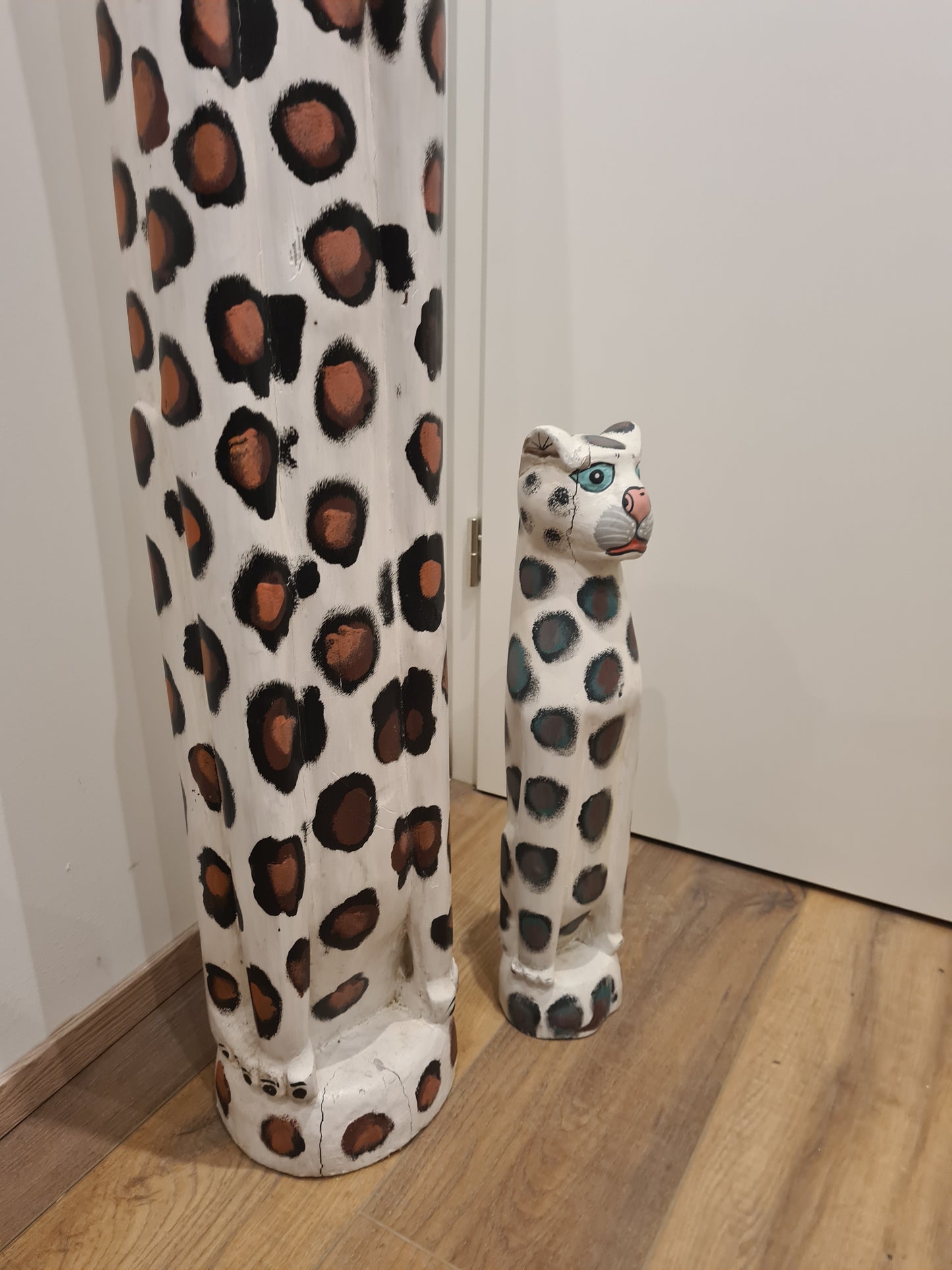 Set aus 2 handgeschnitzten und handbemalten Jaguar-Figuren aus Holz