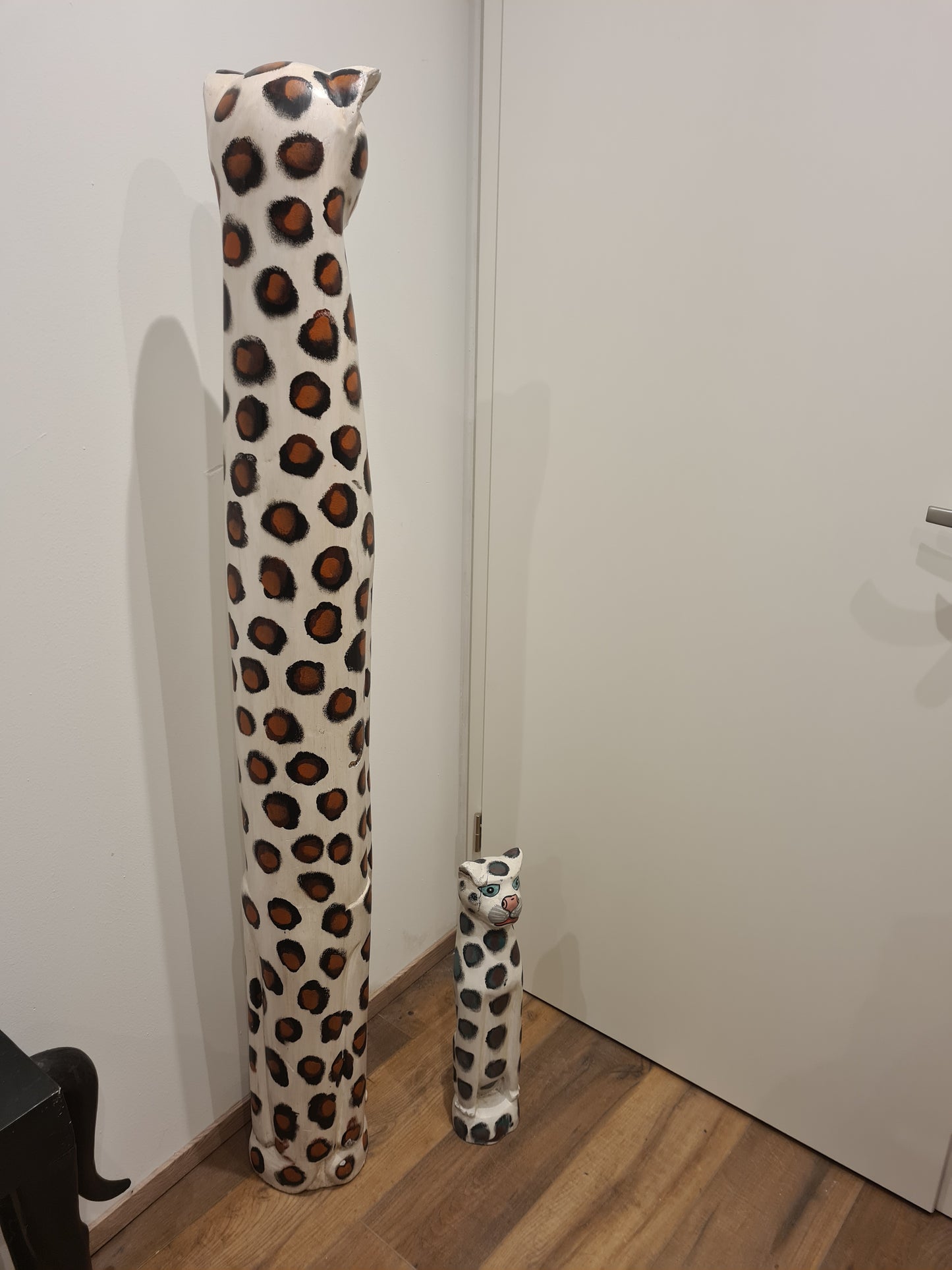 Set aus 2 handgeschnitzten und handbemalten Jaguar-Figuren aus Holz