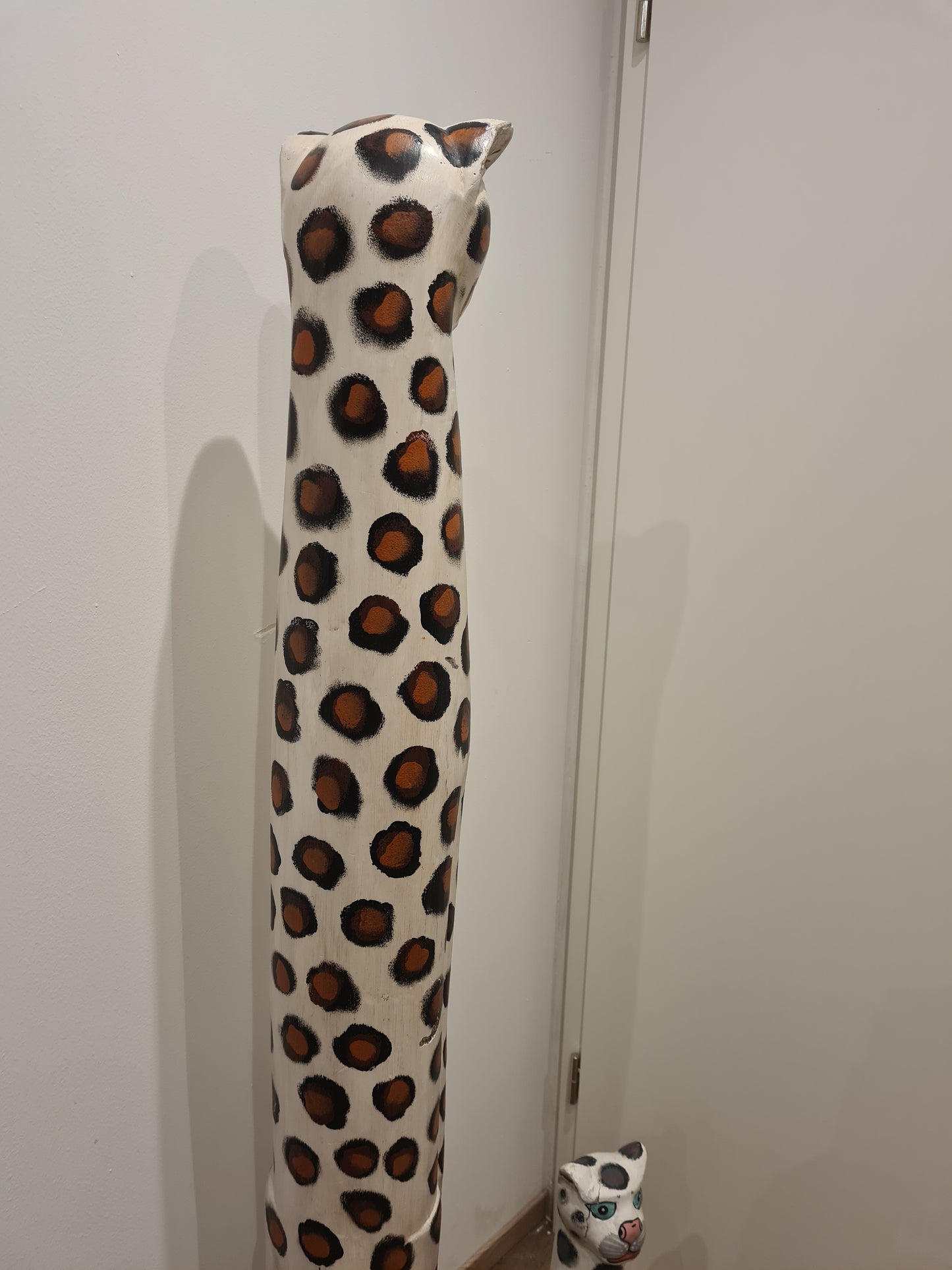 Set aus 2 handgeschnitzten und handbemalten Jaguar-Figuren aus Holz