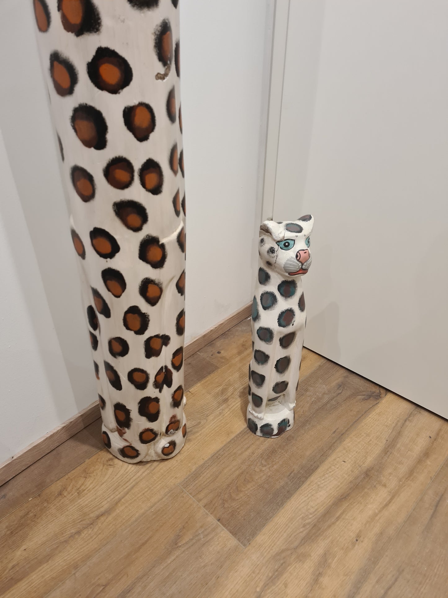 Set aus 2 handgeschnitzten und handbemalten Jaguar-Figuren aus Holz