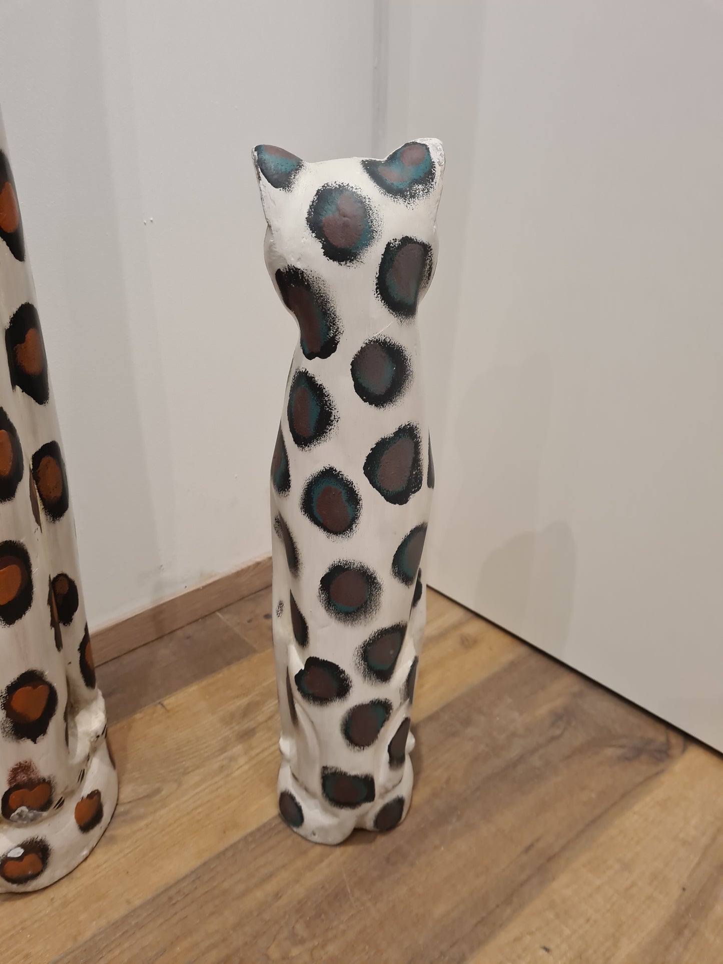 Set aus 2 handgeschnitzten und handbemalten Jaguar-Figuren aus Holz