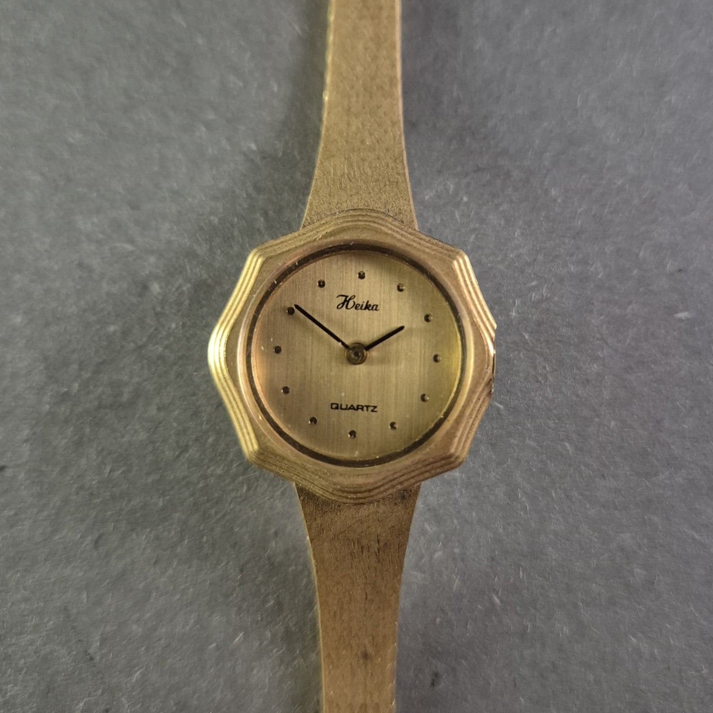Elegante Heika Damenuhr – Schlichtes Design in Goldoptik
