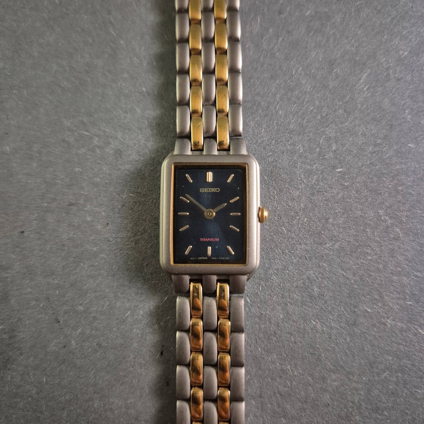 Seiko Damenarmbanduhr – Eleganz aus Titan mit Zweiton-Design