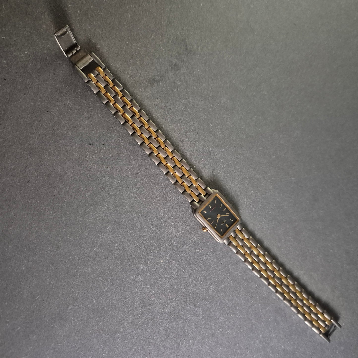 Seiko Damenarmbanduhr – Eleganz aus Titan mit Zweiton-Design