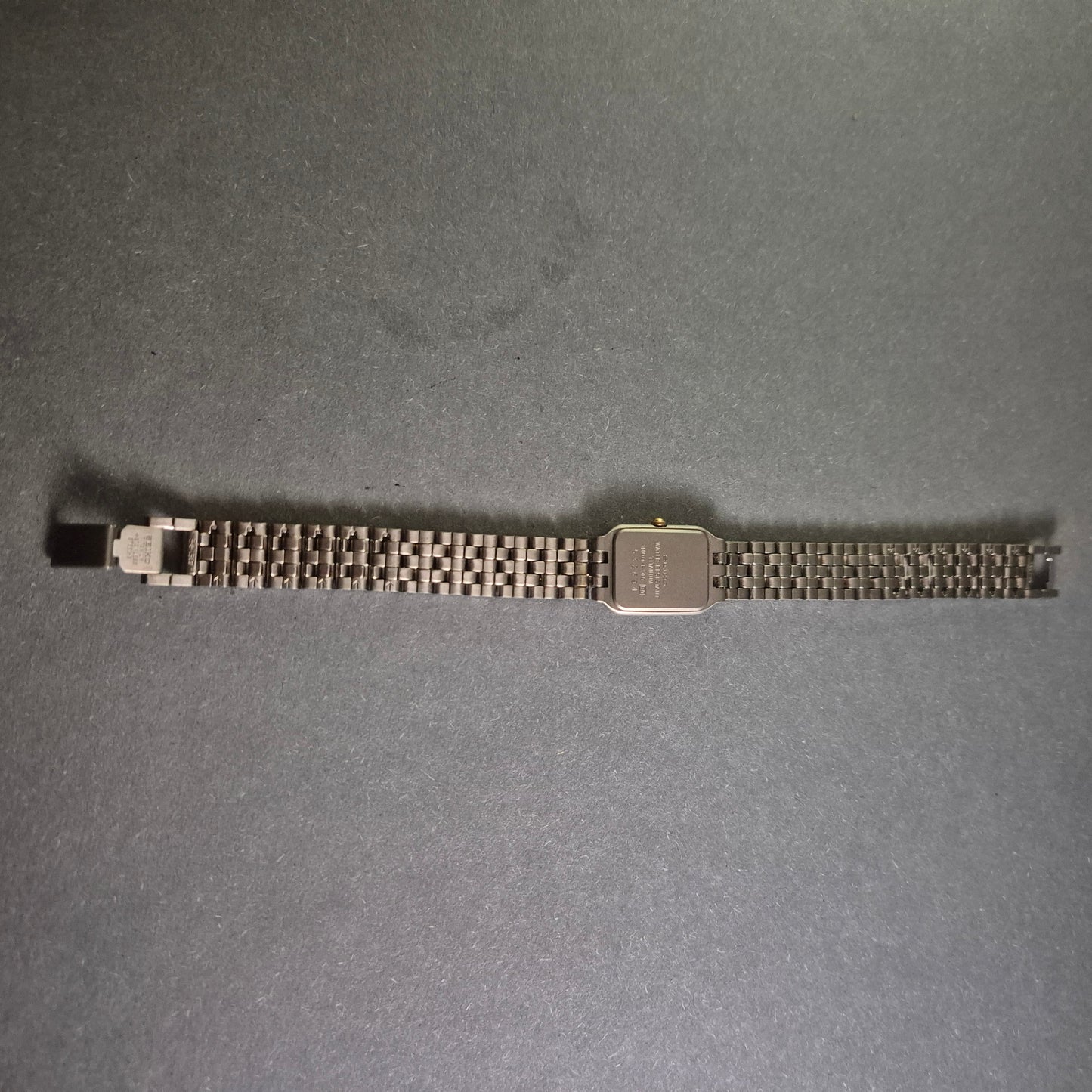 Seiko Damenarmbanduhr – Eleganz aus Titan mit Zweiton-Design