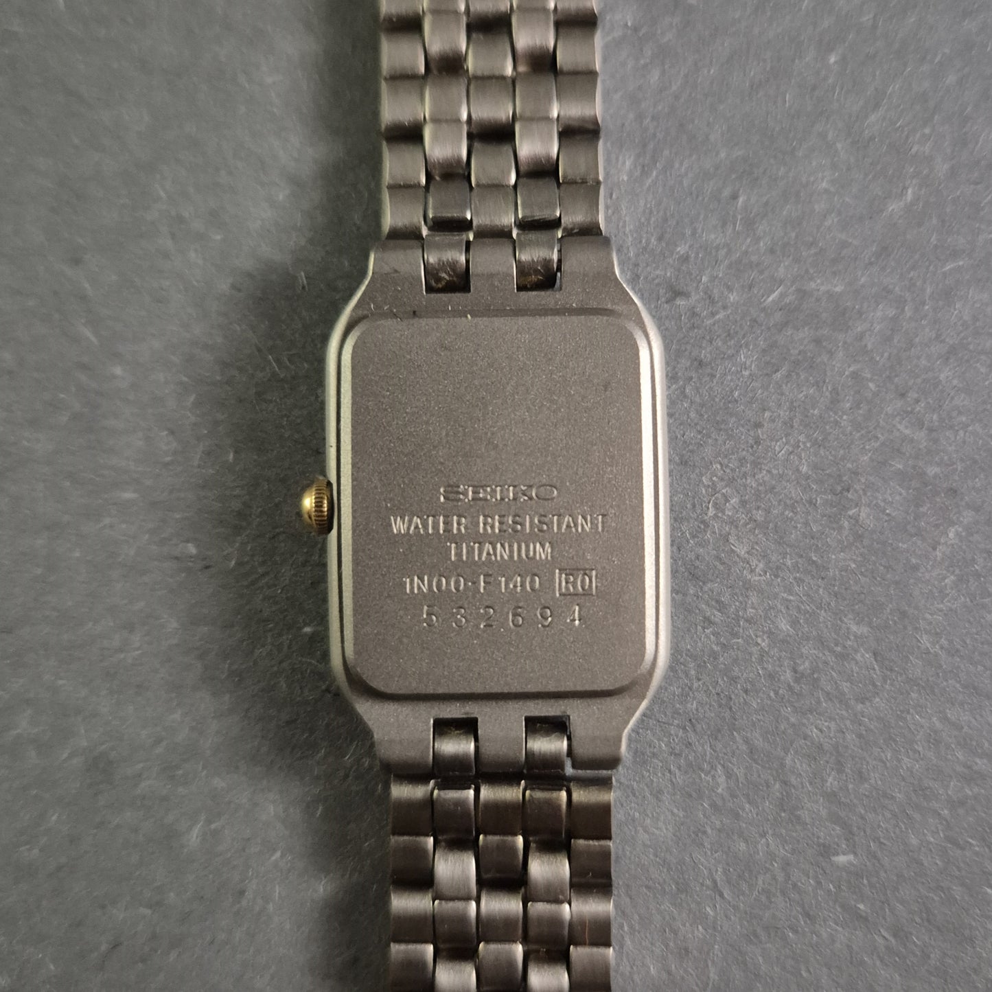 Seiko Damenarmbanduhr – Eleganz aus Titan mit Zweiton-Design