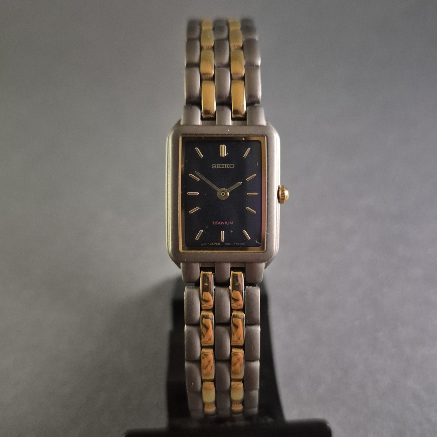 Seiko Damenarmbanduhr – Eleganz aus Titan mit Zweiton-Design