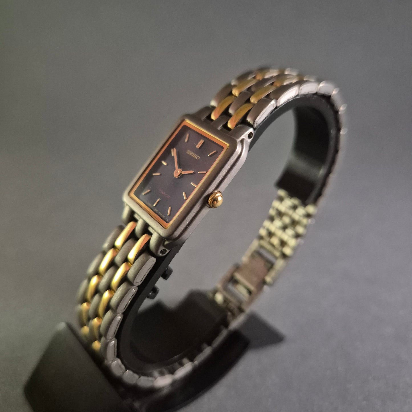 Seiko Damenarmbanduhr – Eleganz aus Titan mit Zweiton-Design