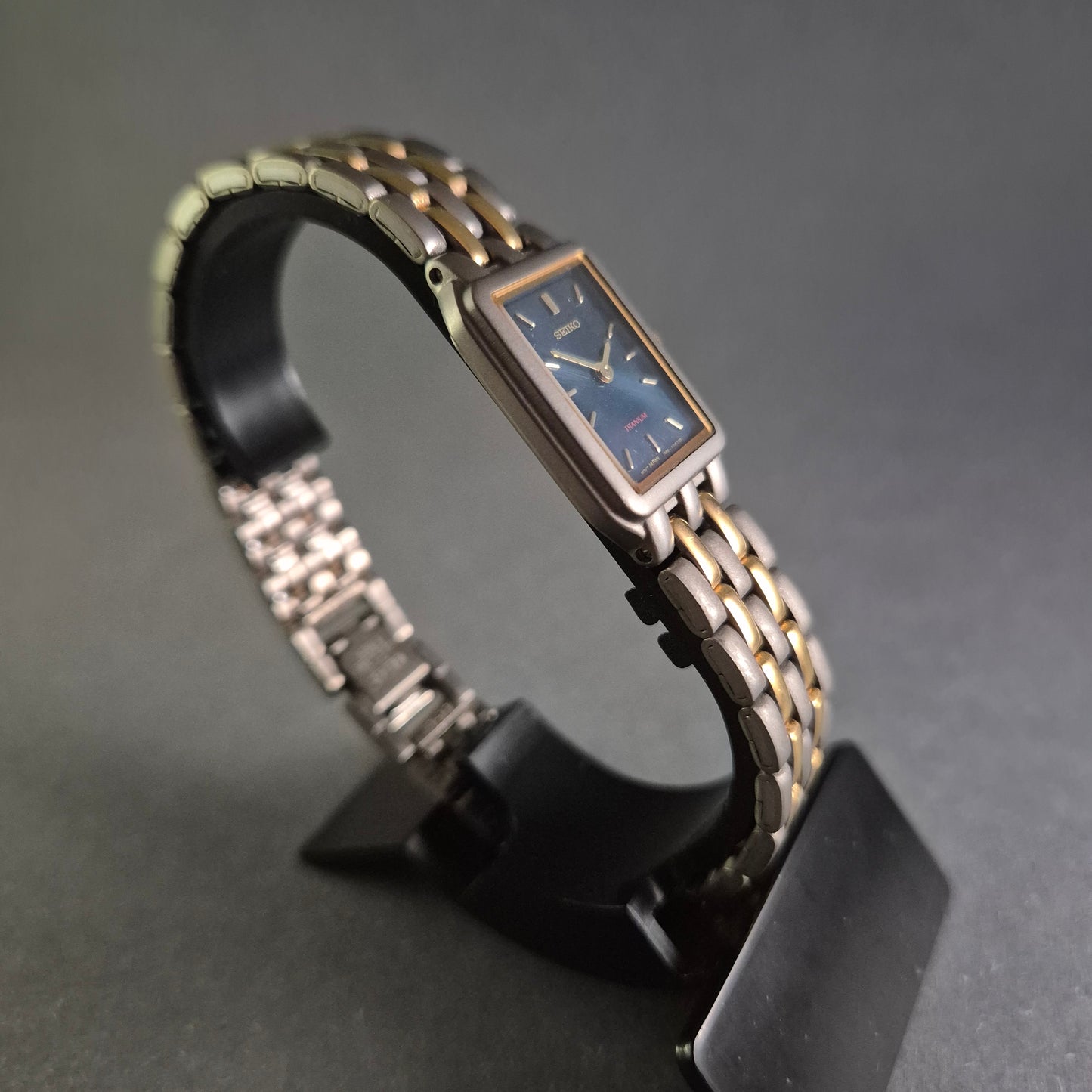 Seiko Damenarmbanduhr – Eleganz aus Titan mit Zweiton-Design