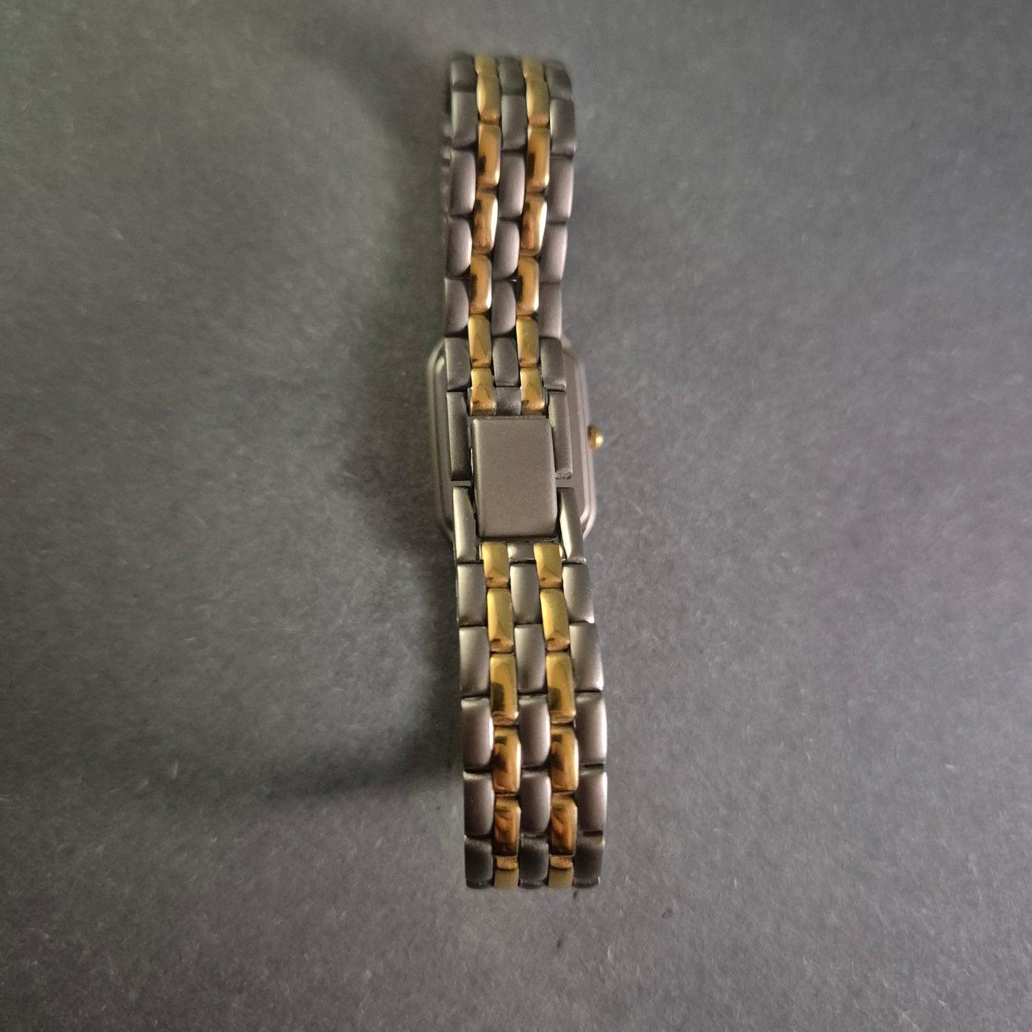 Seiko Damenarmbanduhr – Eleganz aus Titan mit Zweiton-Design