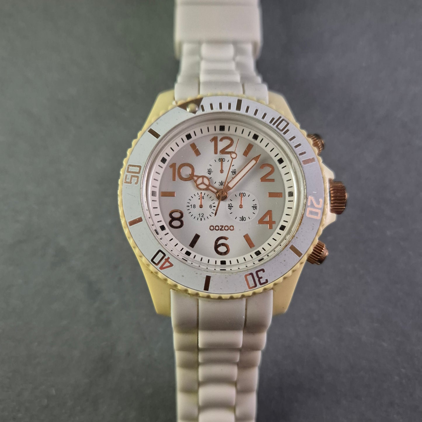 Elegante OOZOO Damenarmbanduhr – Stilvoller Chronograph in Weiß und Roségold