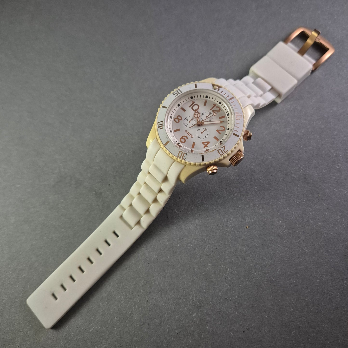 Elegante OOZOO Damenarmbanduhr – Stilvoller Chronograph in Weiß und Roségold