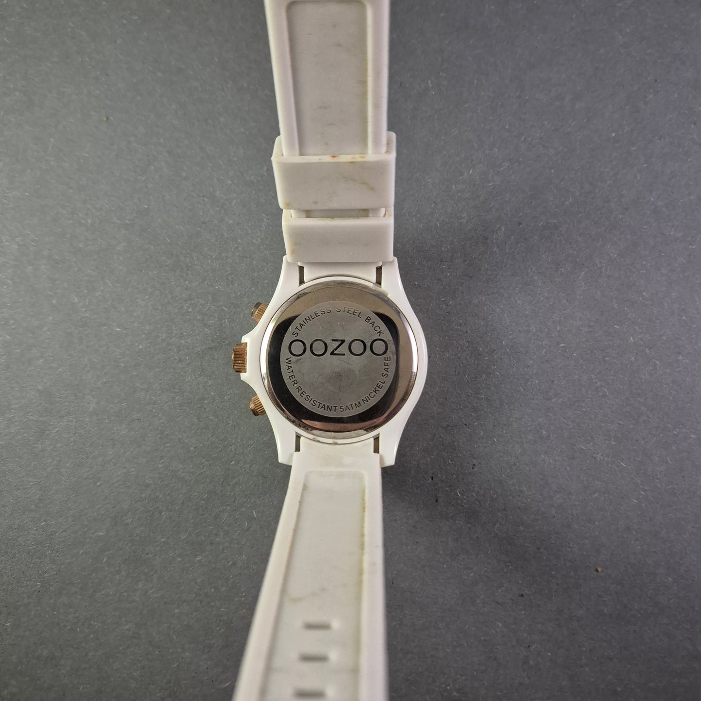 Elegante OOZOO Damenarmbanduhr – Stilvoller Chronograph in Weiß und Roségold