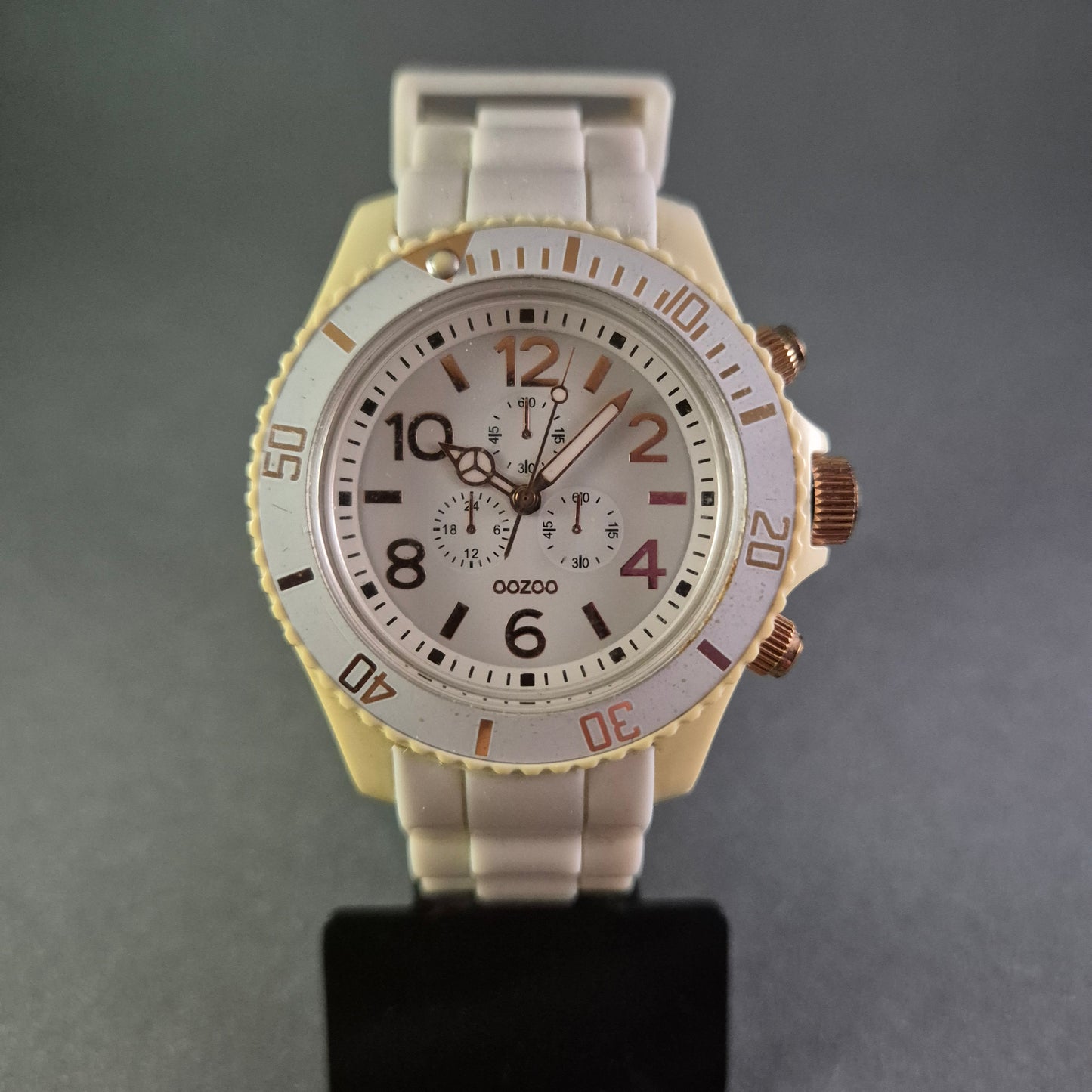 Elegante OOZOO Damenarmbanduhr – Stilvoller Chronograph in Weiß und Roségold