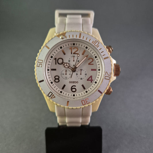 Elegante OOZOO Damenarmbanduhr – Stilvoller Chronograph in Weiß und Roségold