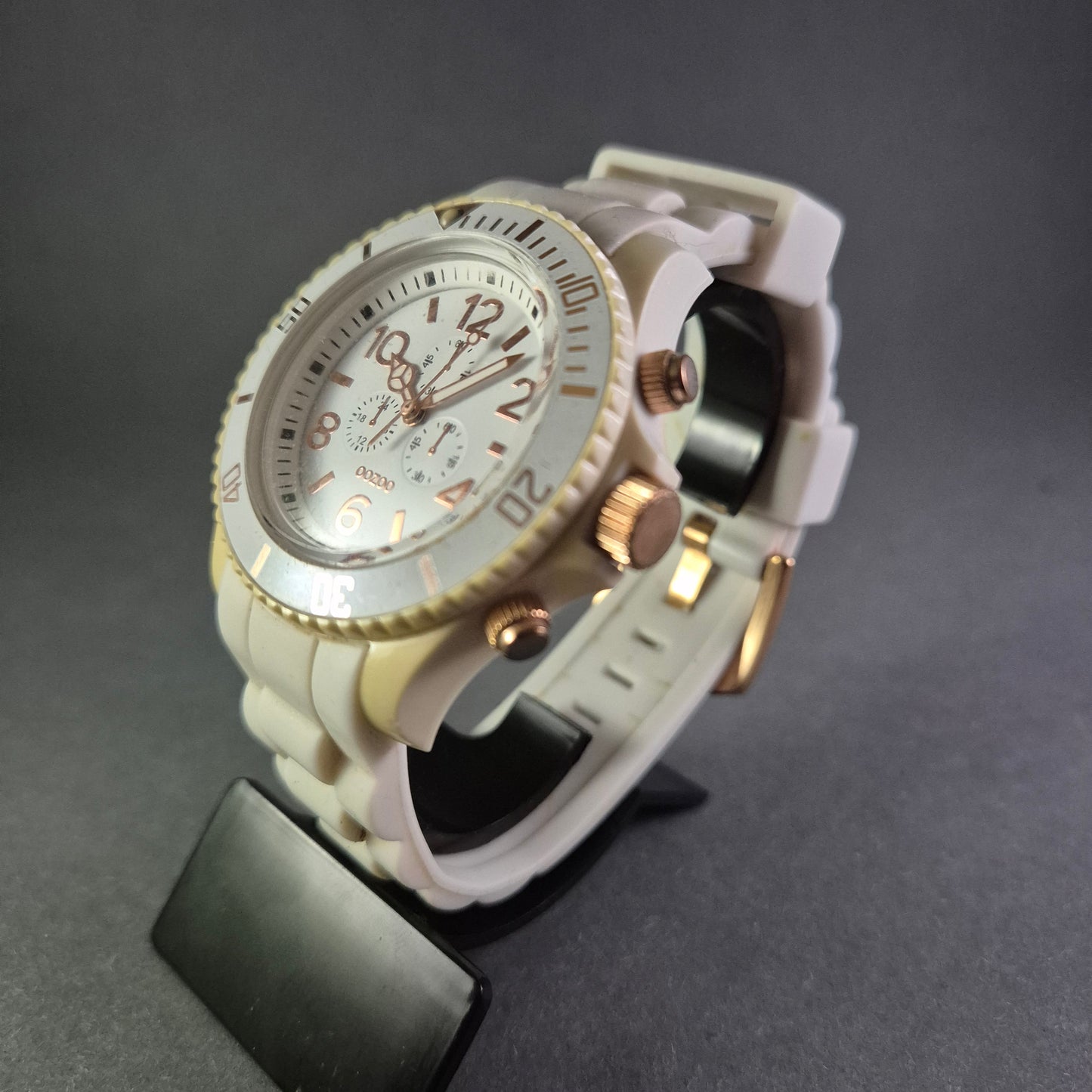 Elegante OOZOO Damenarmbanduhr – Stilvoller Chronograph in Weiß und Roségold