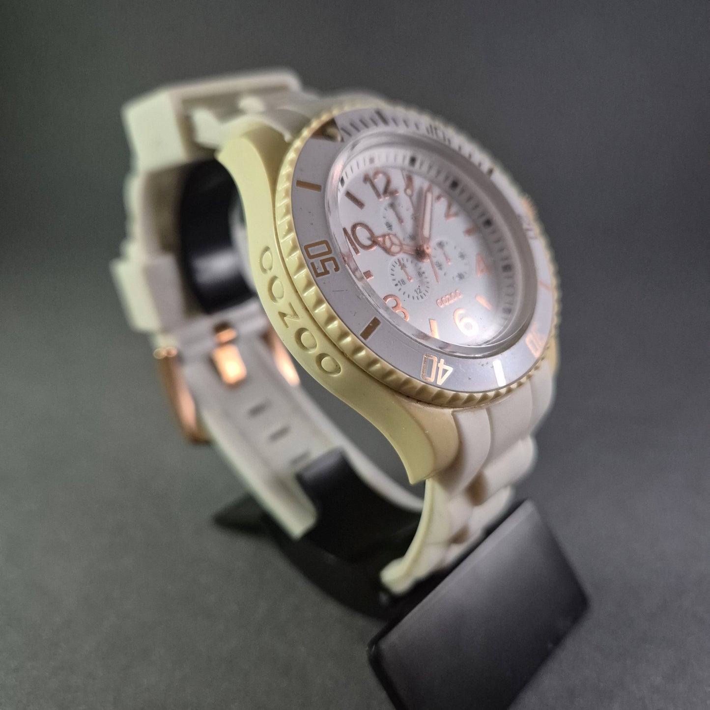 Elegante OOZOO Damenarmbanduhr – Stilvoller Chronograph in Weiß und Roségold