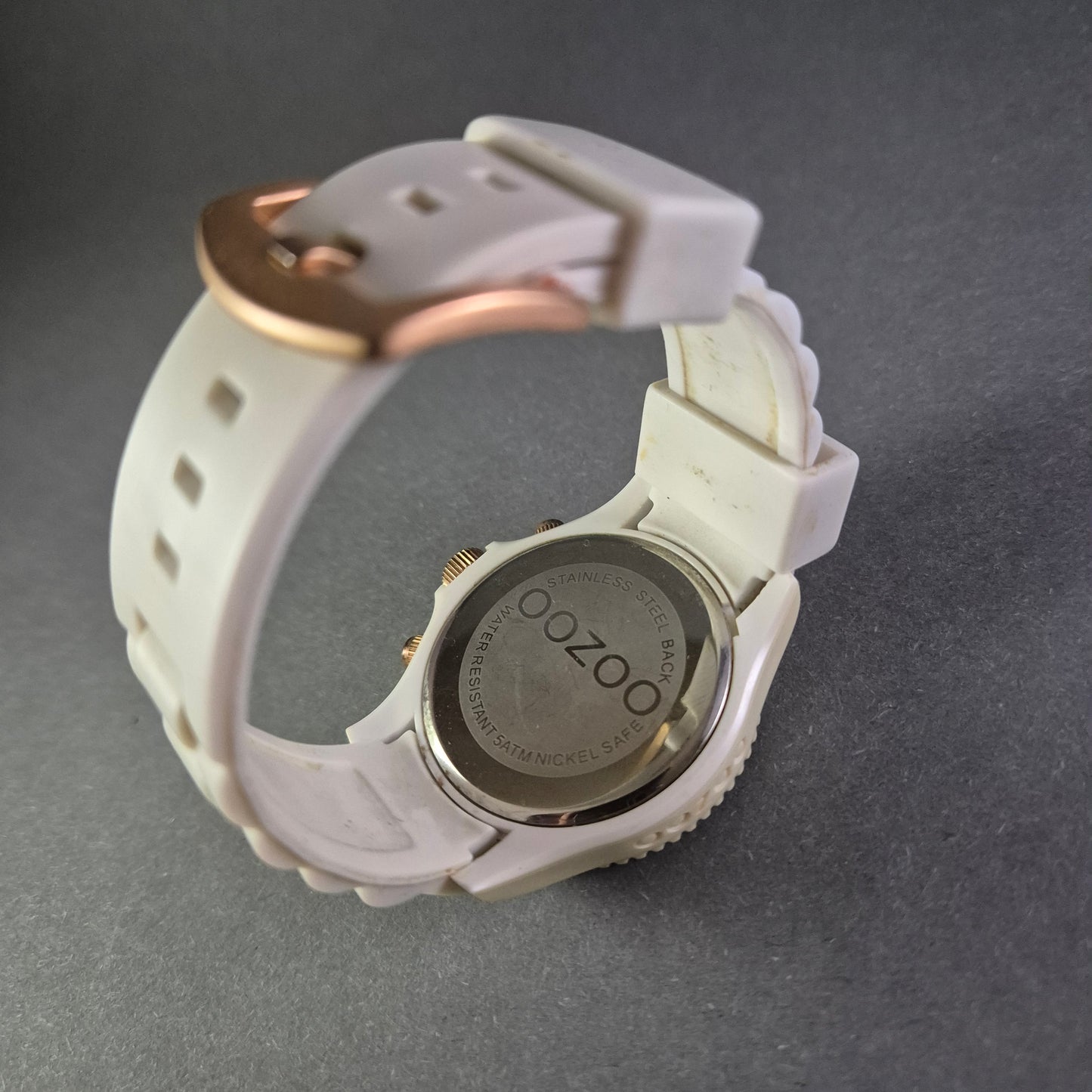 Elegante OOZOO Damenarmbanduhr – Stilvoller Chronograph in Weiß und Roségold