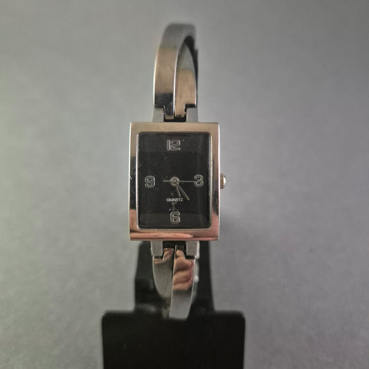 Kompakte Damenarmbanduhr – Elegantes Design mit schmalem Armband