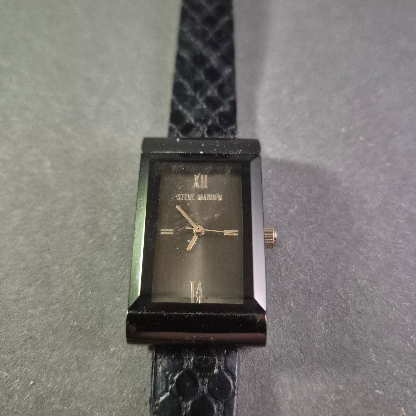 Steve Madden Damenarmbanduhr – Modernes Design mit rechteckigem Gehäuse