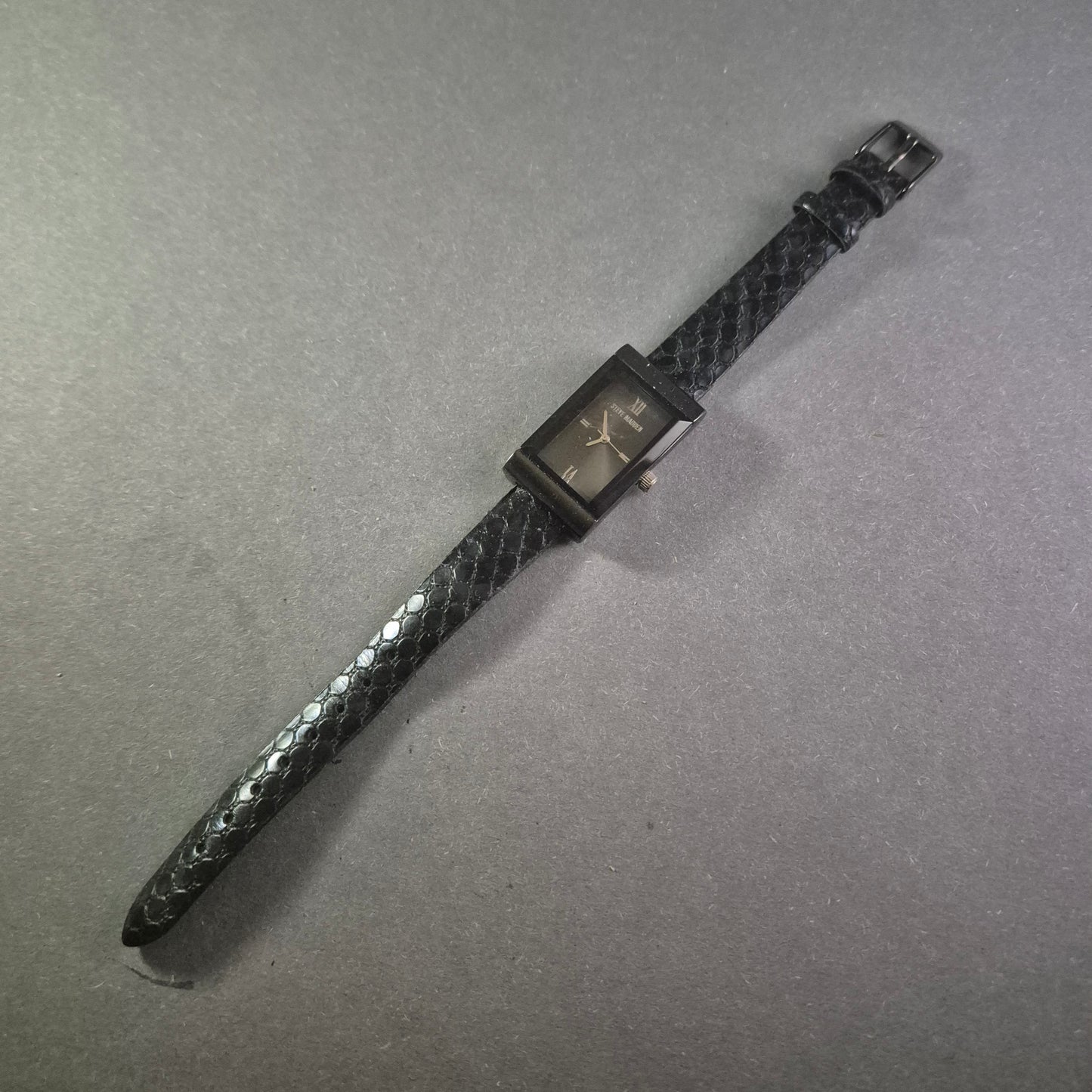 Steve Madden Damenarmbanduhr – Modernes Design mit rechteckigem Gehäuse