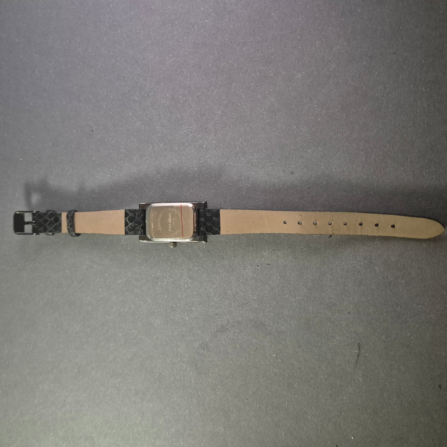 Steve Madden Damenarmbanduhr – Modernes Design mit rechteckigem Gehäuse