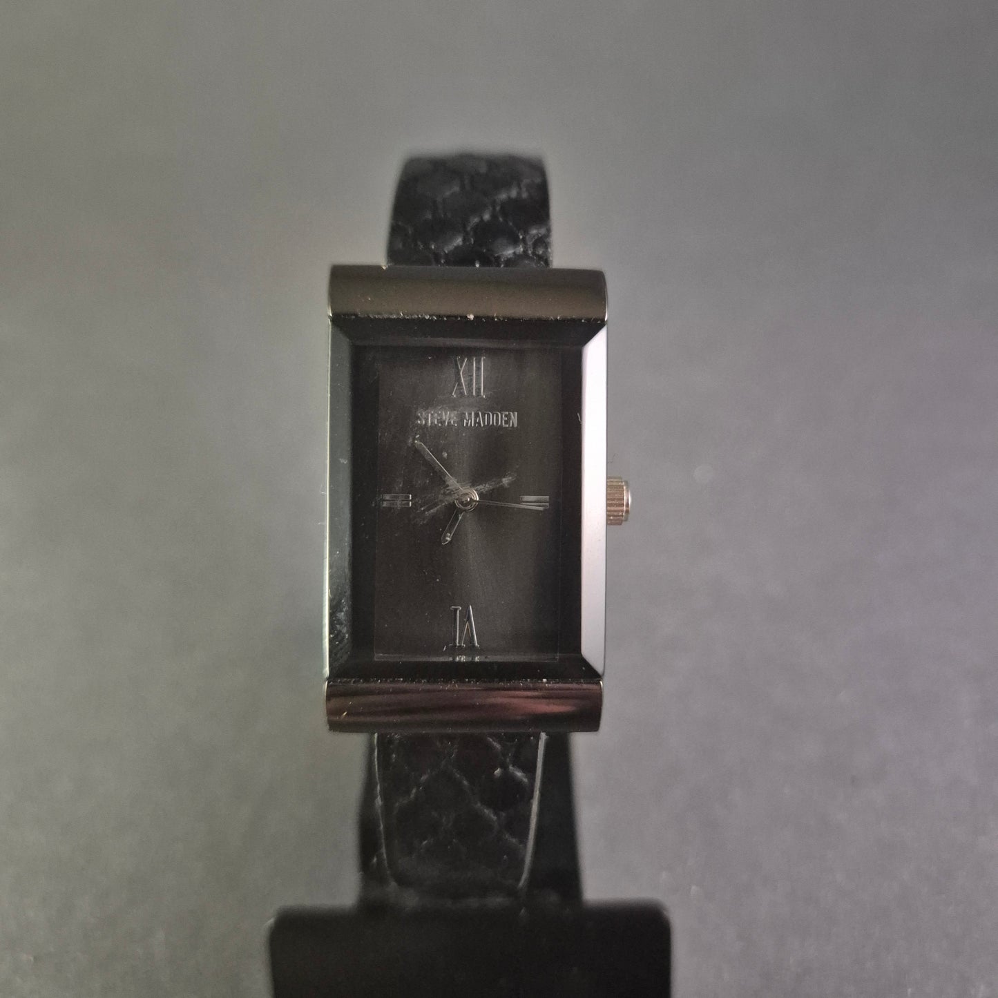 Steve Madden Damenarmbanduhr – Modernes Design mit rechteckigem Gehäuse