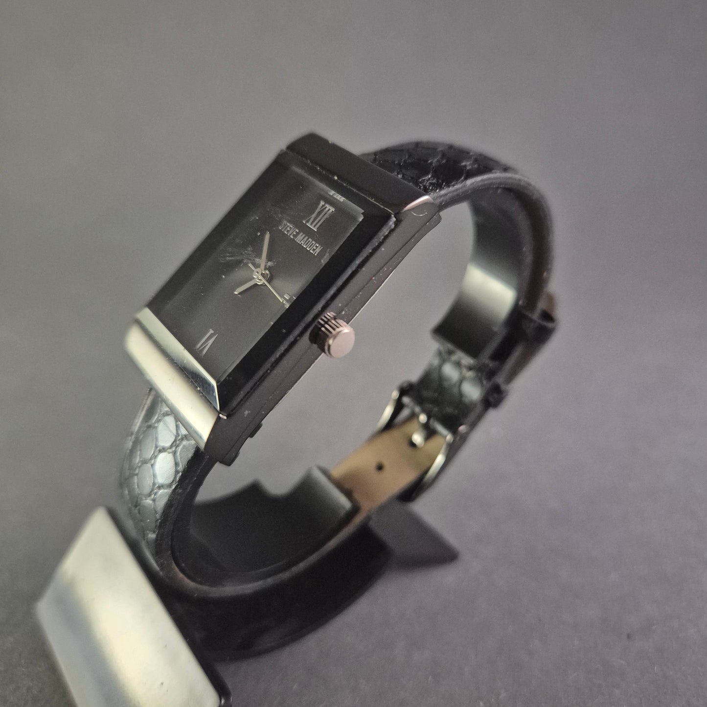 Steve Madden Damenarmbanduhr – Modernes Design mit rechteckigem Gehäuse