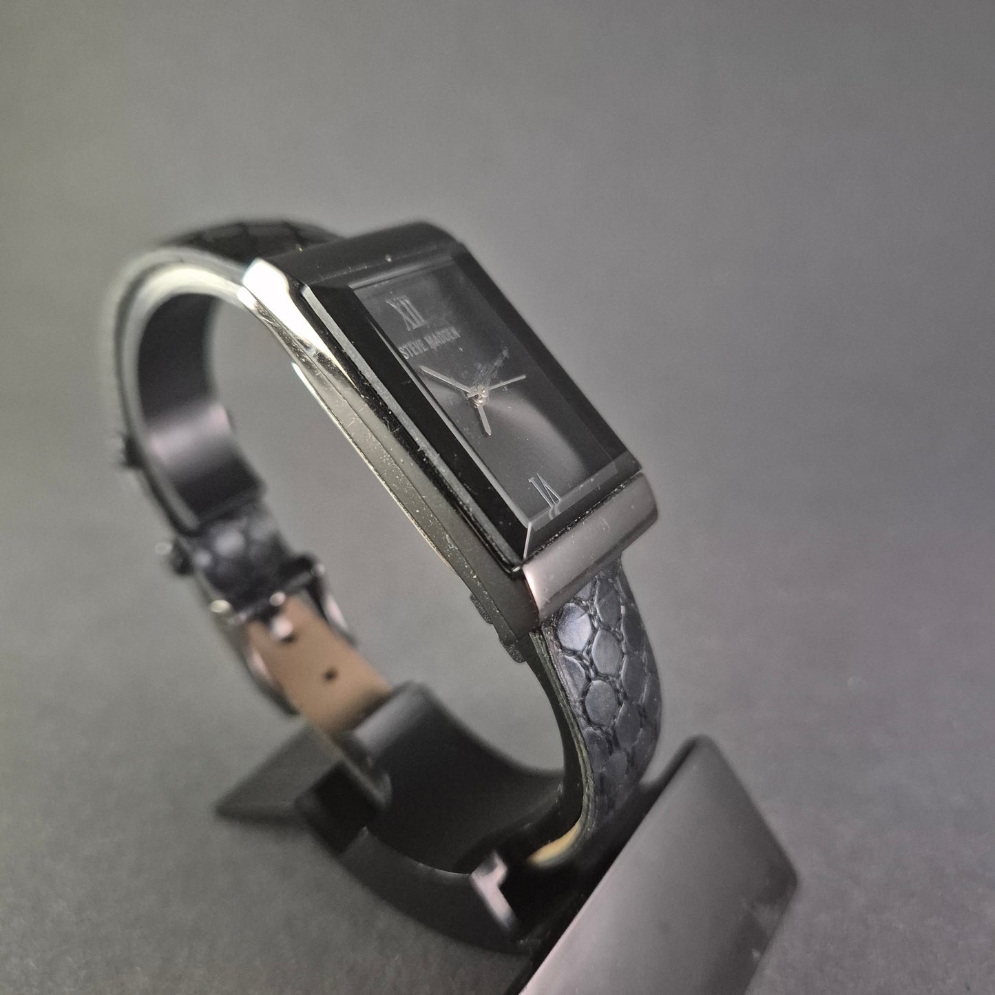 Steve Madden Damenarmbanduhr – Modernes Design mit rechteckigem Gehäuse