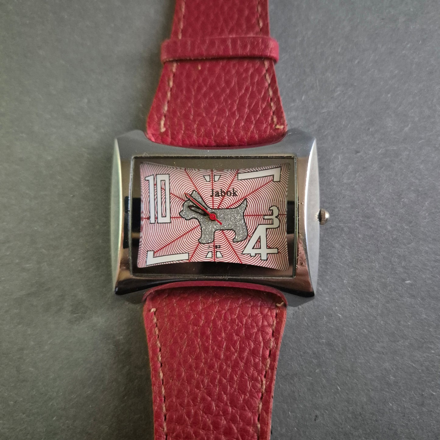 Verspielte Adek Damenarmbanduhr – Exklusives Design mit rotem Lederarmband