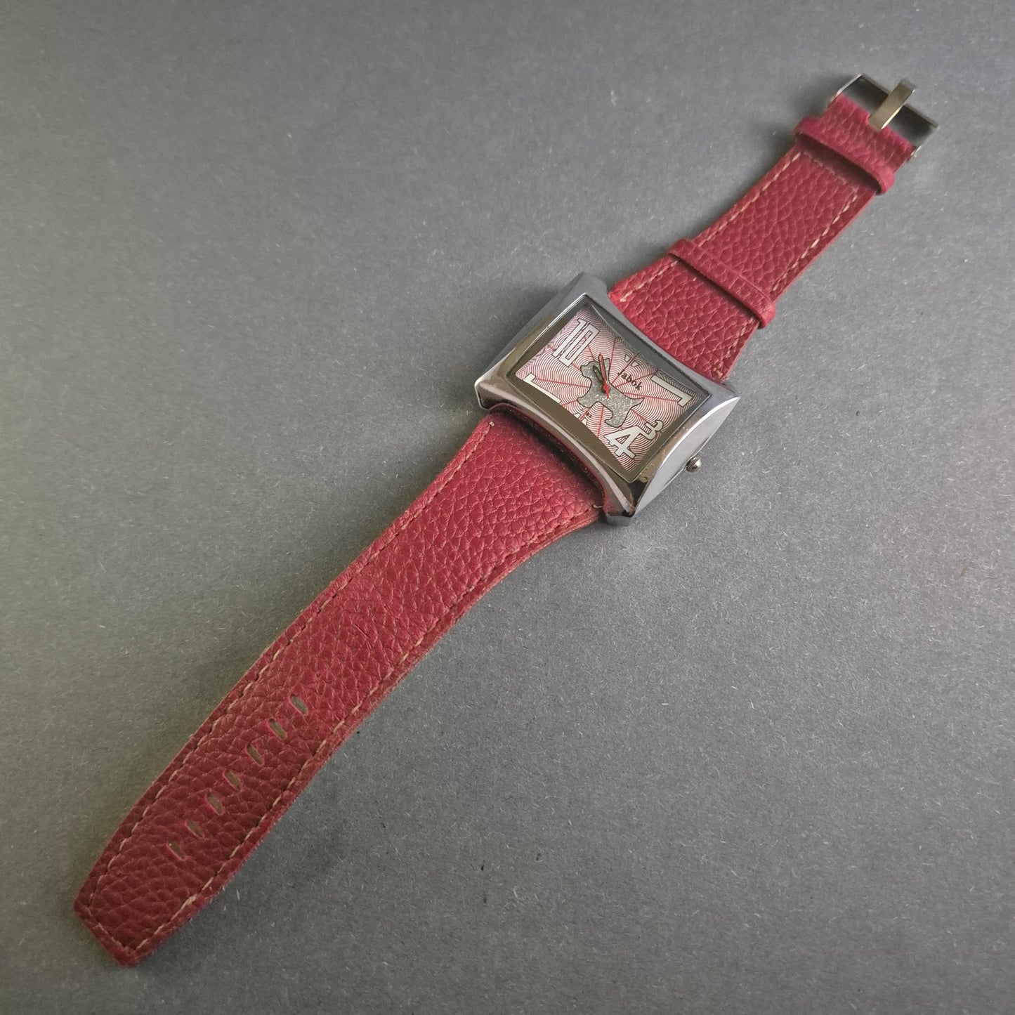 Verspielte Adek Damenarmbanduhr – Exklusives Design mit rotem Lederarmband