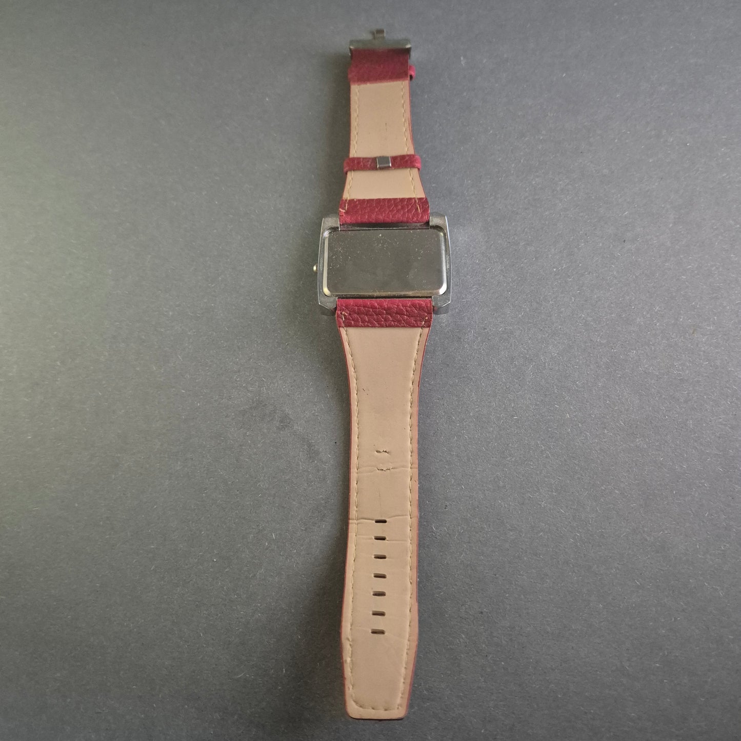 Verspielte Adek Damenarmbanduhr – Exklusives Design mit rotem Lederarmband