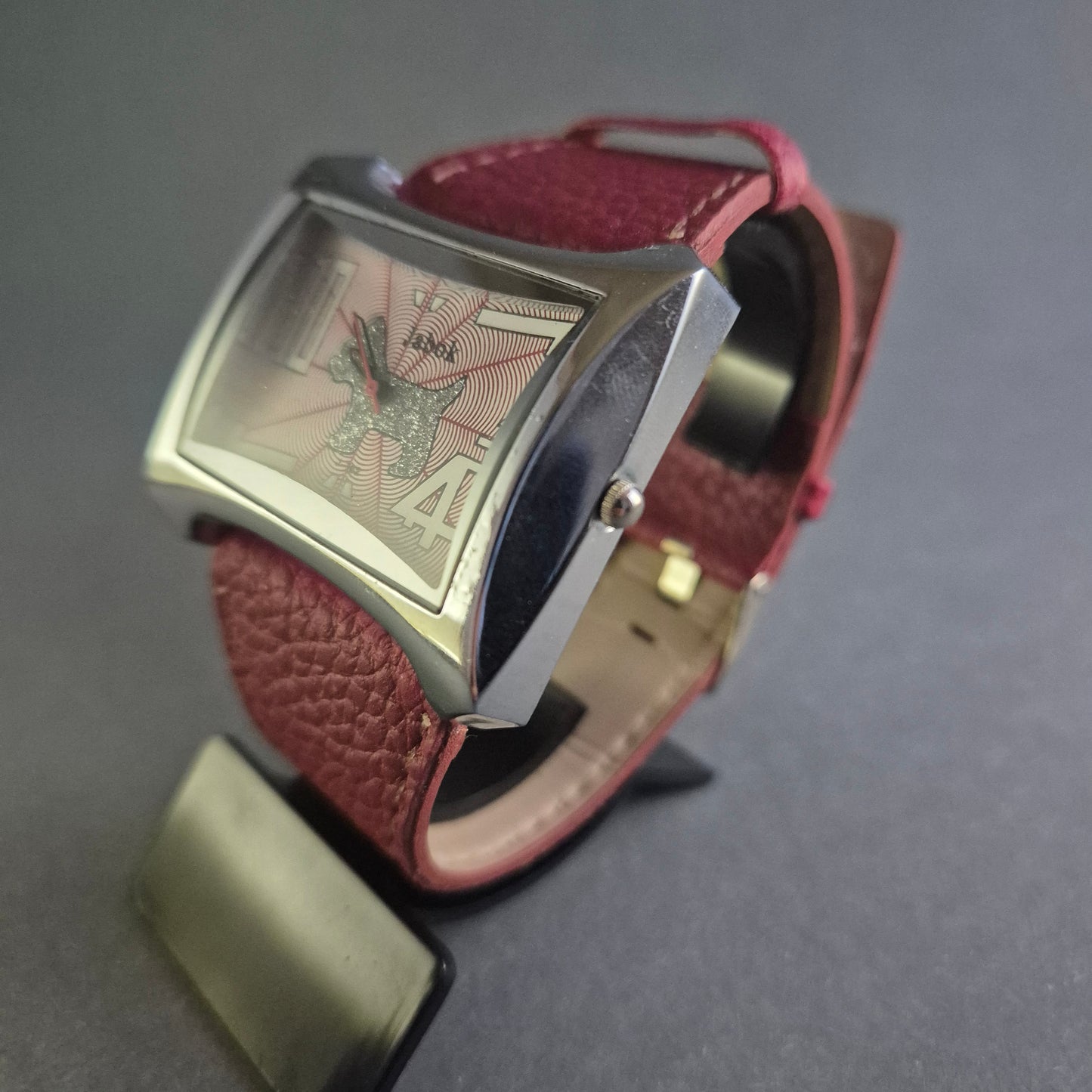 Verspielte Adek Damenarmbanduhr – Exklusives Design mit rotem Lederarmband