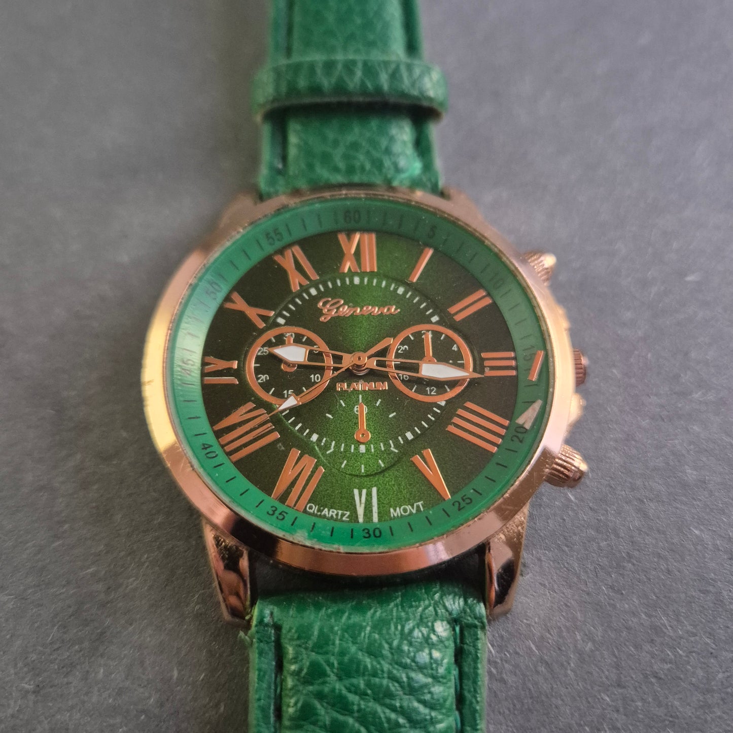 Stilvolle Geneva Damenarmbanduhr – Eleganz in Grün und Roségold