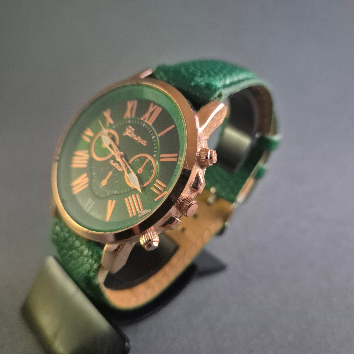 Stilvolle Geneva Damenarmbanduhr – Eleganz in Grün und Roségold