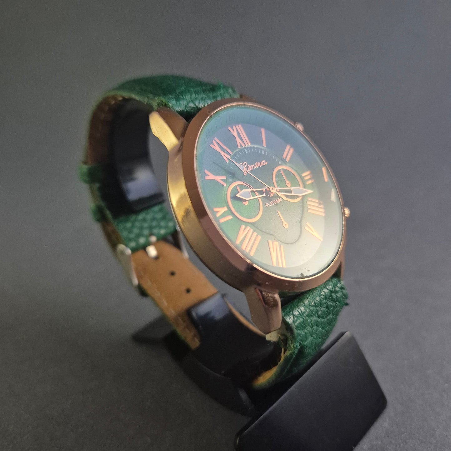 Stilvolle Geneva Damenarmbanduhr – Eleganz in Grün und Roségold