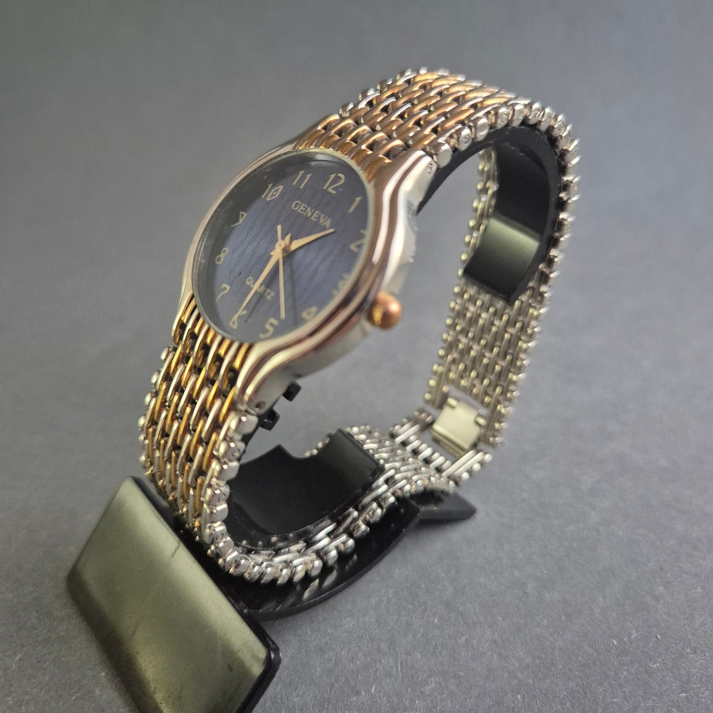 Geneva Damenarmbanduhr – Elegantes Design in Bicolor