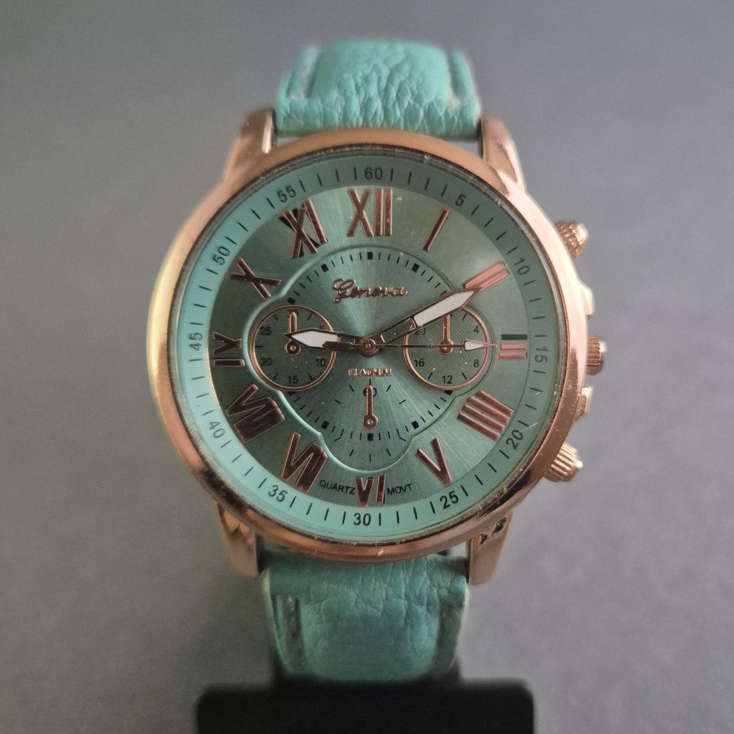 Elegante Geneva Damenarmbanduhr – Stilvolle Farbkombination