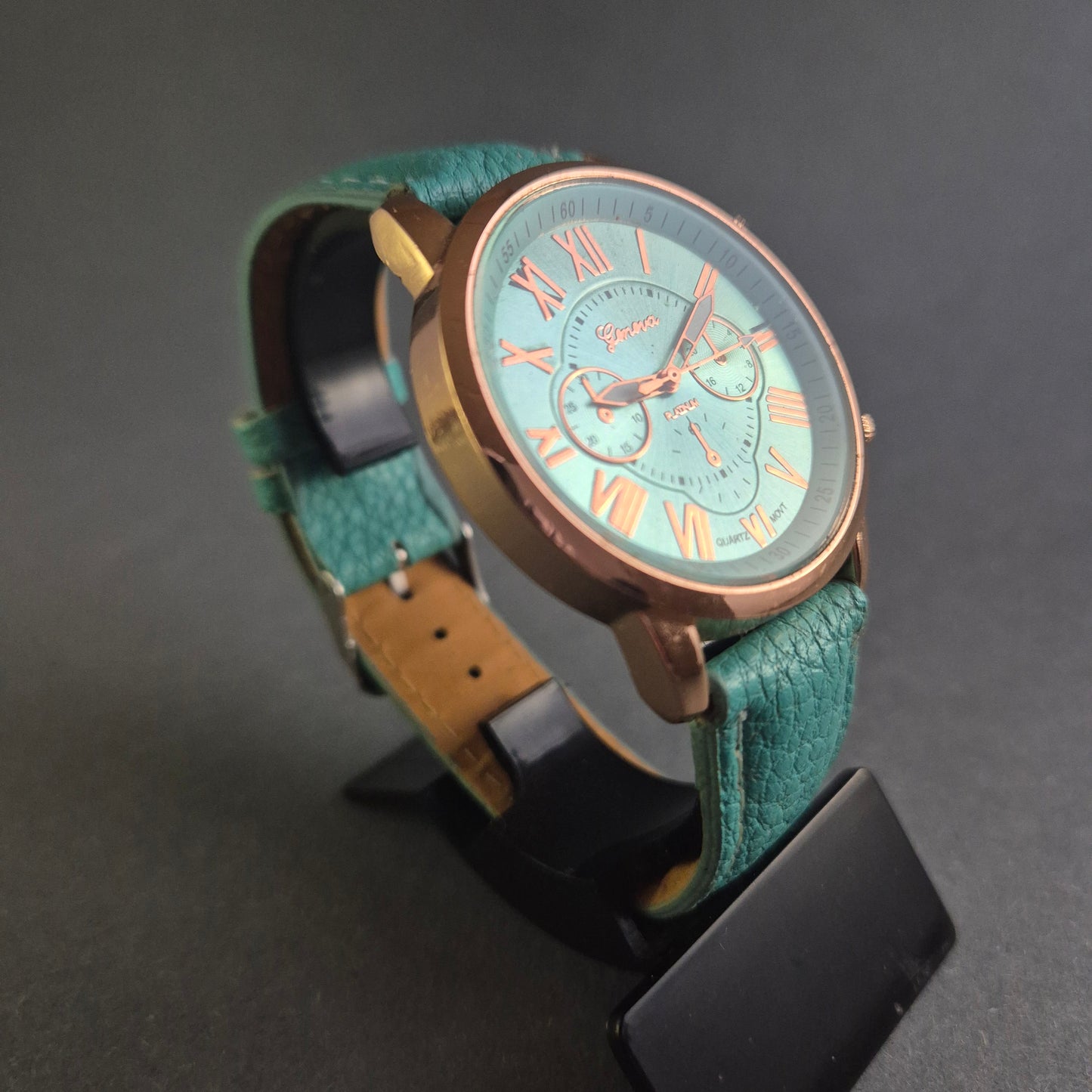 Elegante Geneva Damenarmbanduhr – Stilvolle Farbkombination