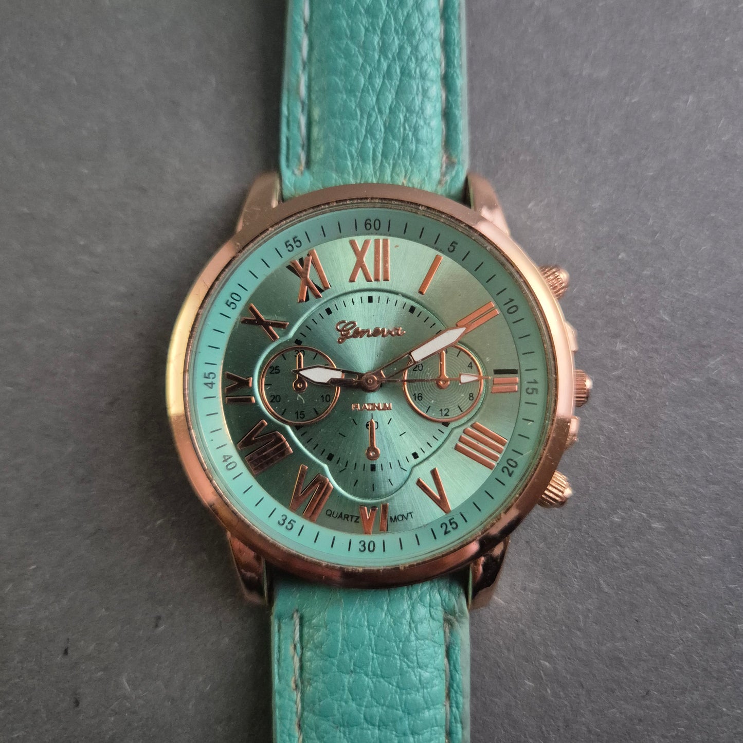 Elegante Geneva Damenarmbanduhr – Stilvolle Farbkombination