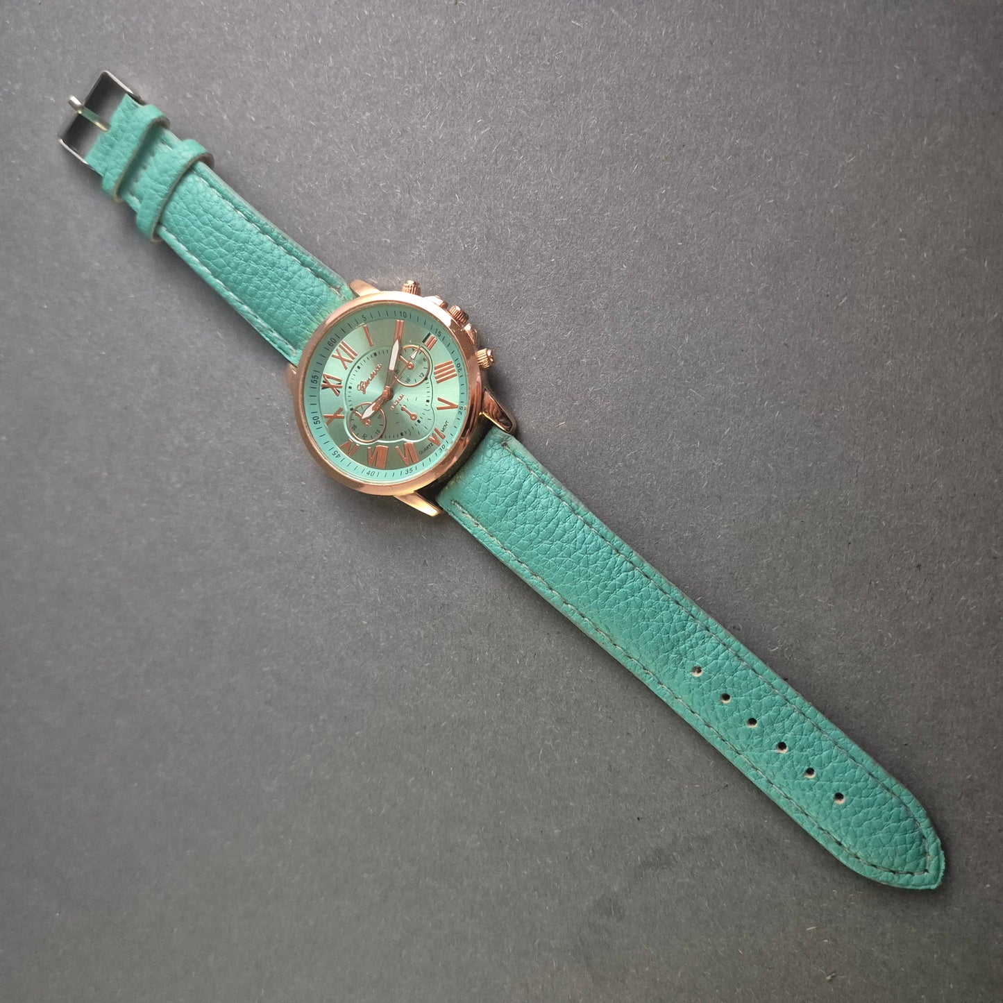 Elegante Geneva Damenarmbanduhr – Stilvolle Farbkombination