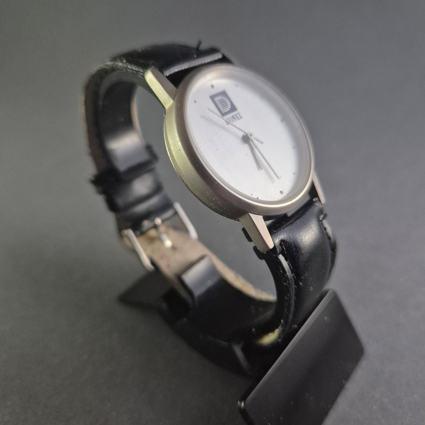 Elegante Dionex Armbanduhr – Minimalistischer Stil in Silber