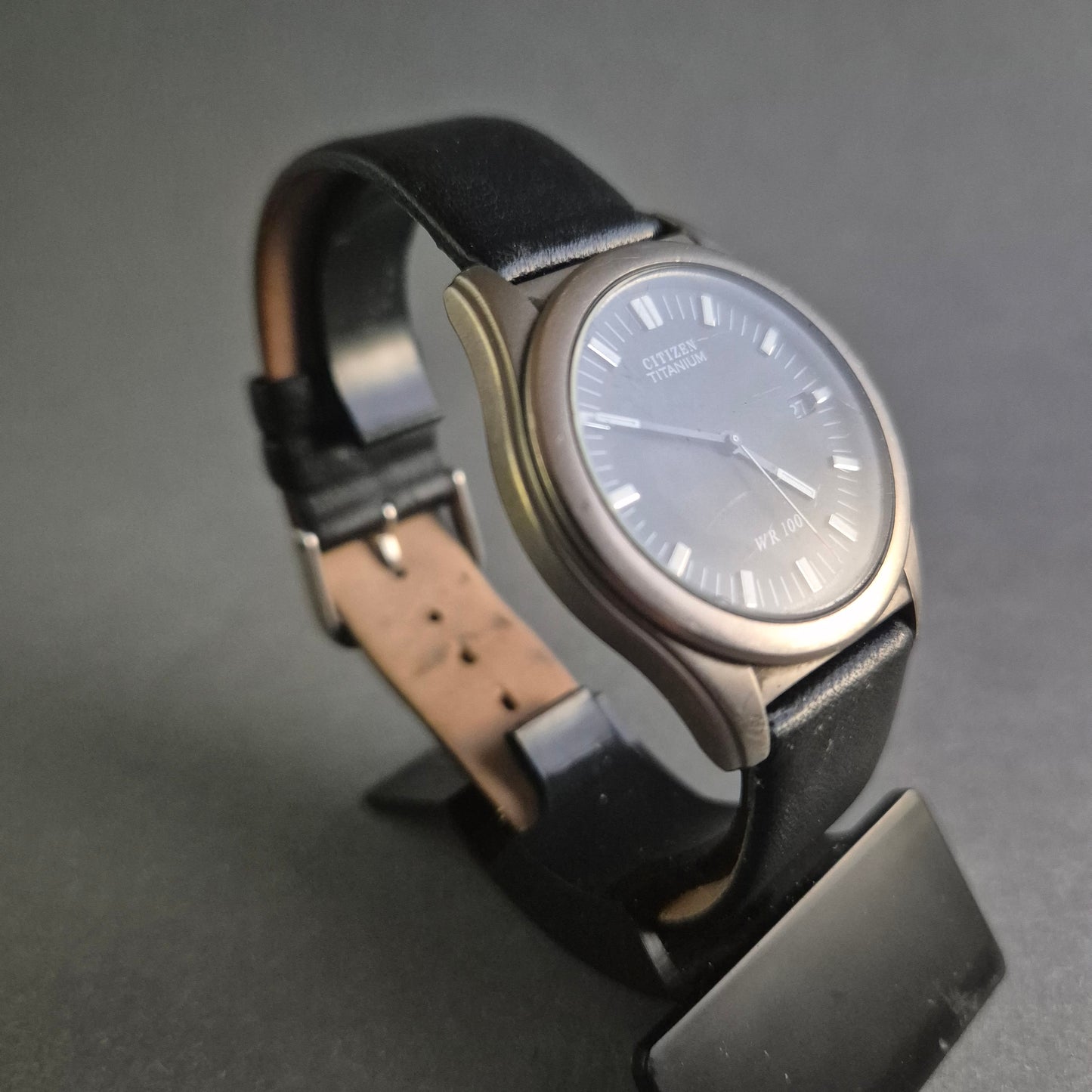 Elegante Citizen Herrenuhr aus Titan – Robust und Stilsicher