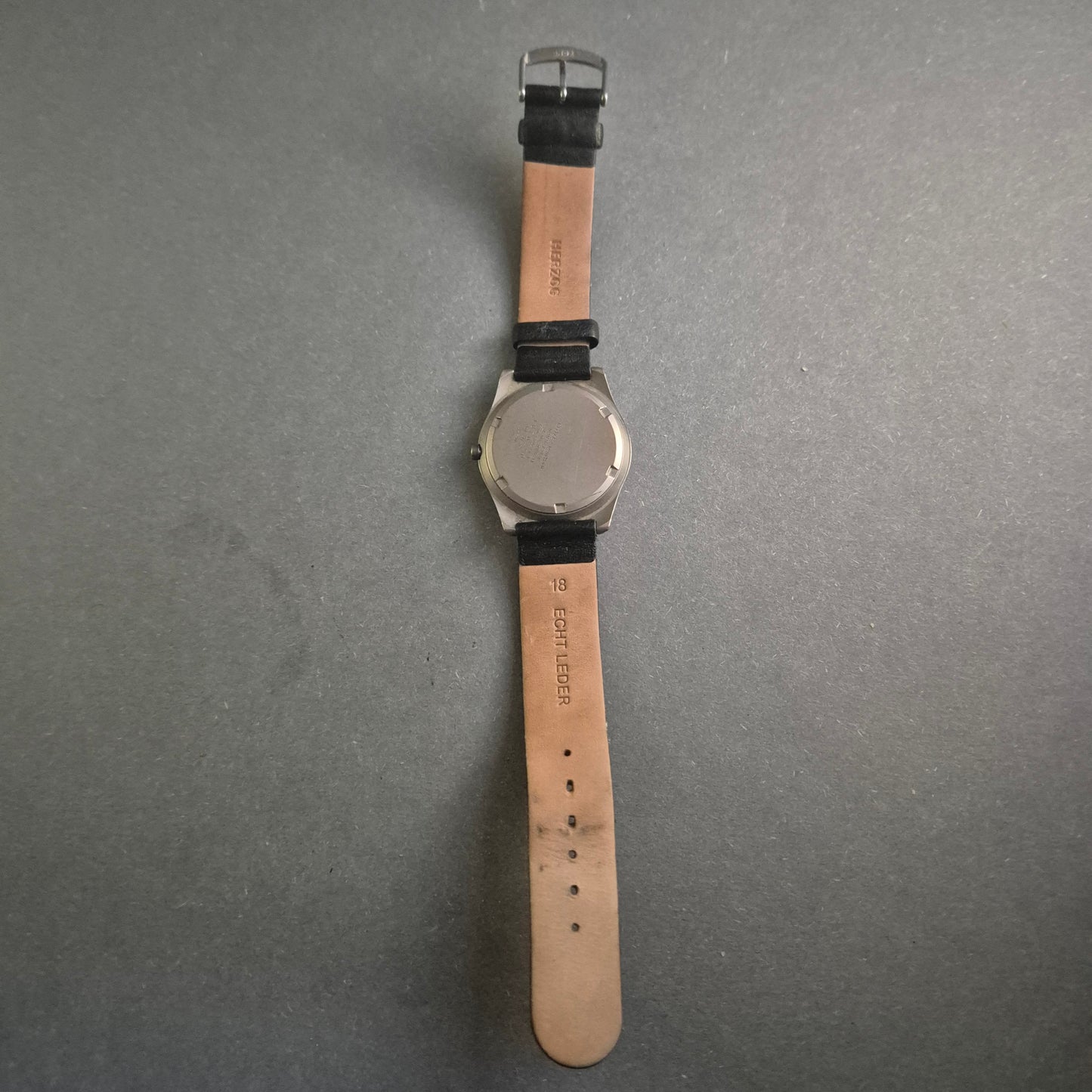 Elegante Citizen Herrenuhr aus Titan – Robust und Stilsicher