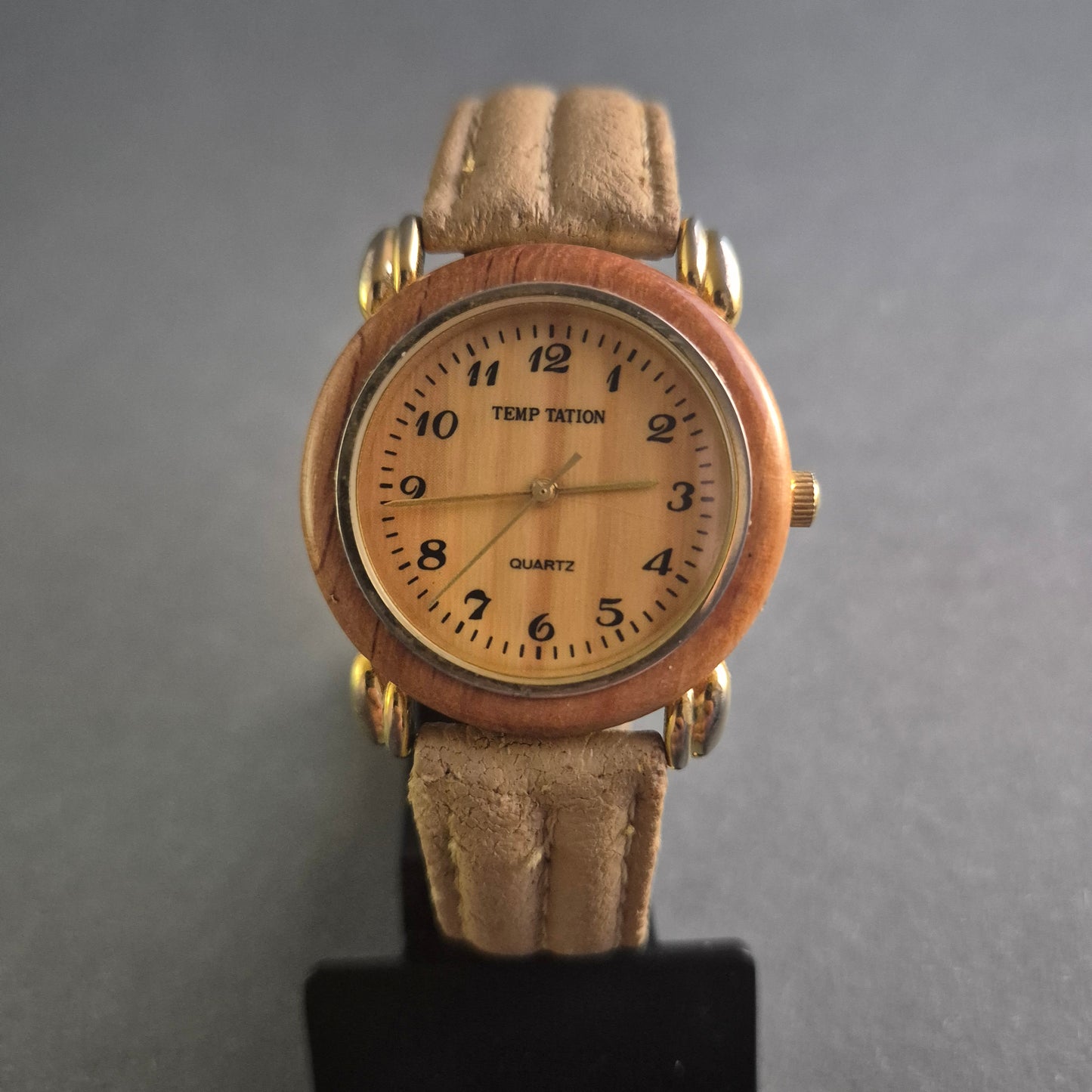 Klassische Temp Tation Damenarmbanduhr – Eleganz mit Holzakzenten