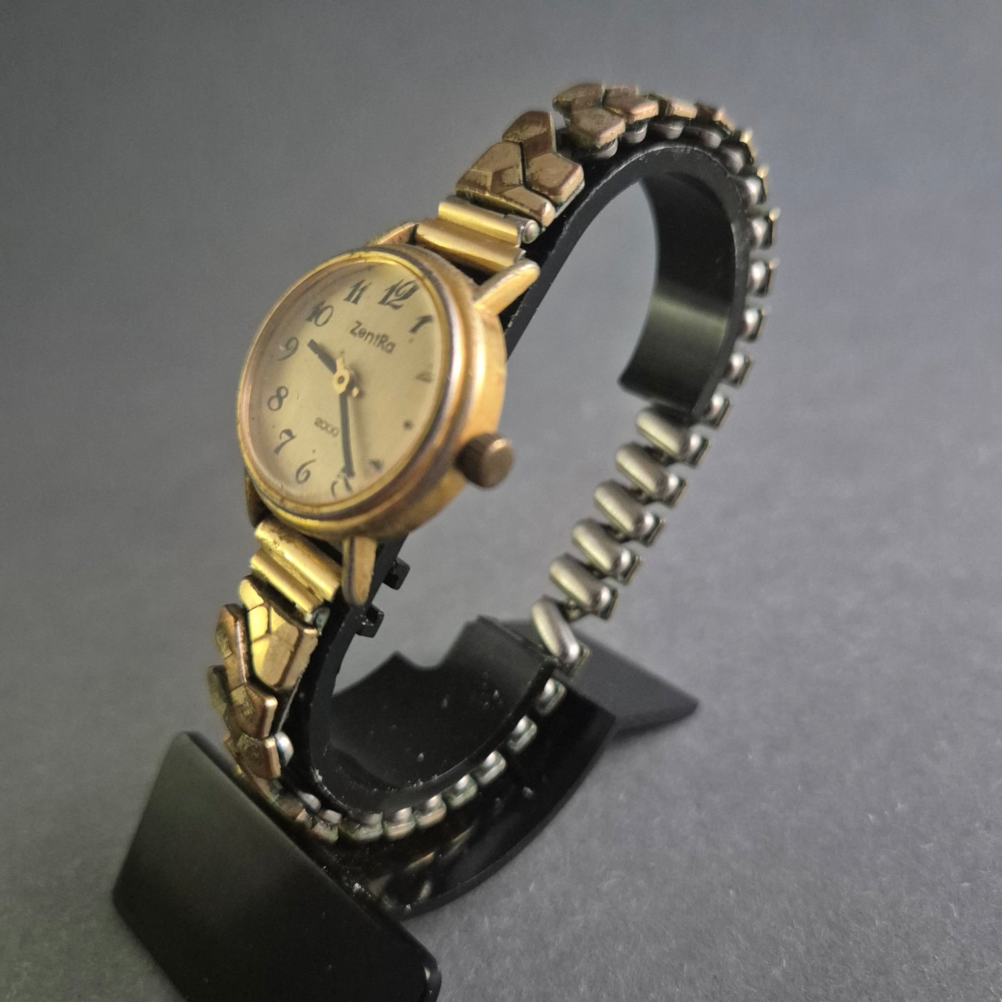 Klassische ZentRa Damenuhr – Elegantes Design für den Alltag