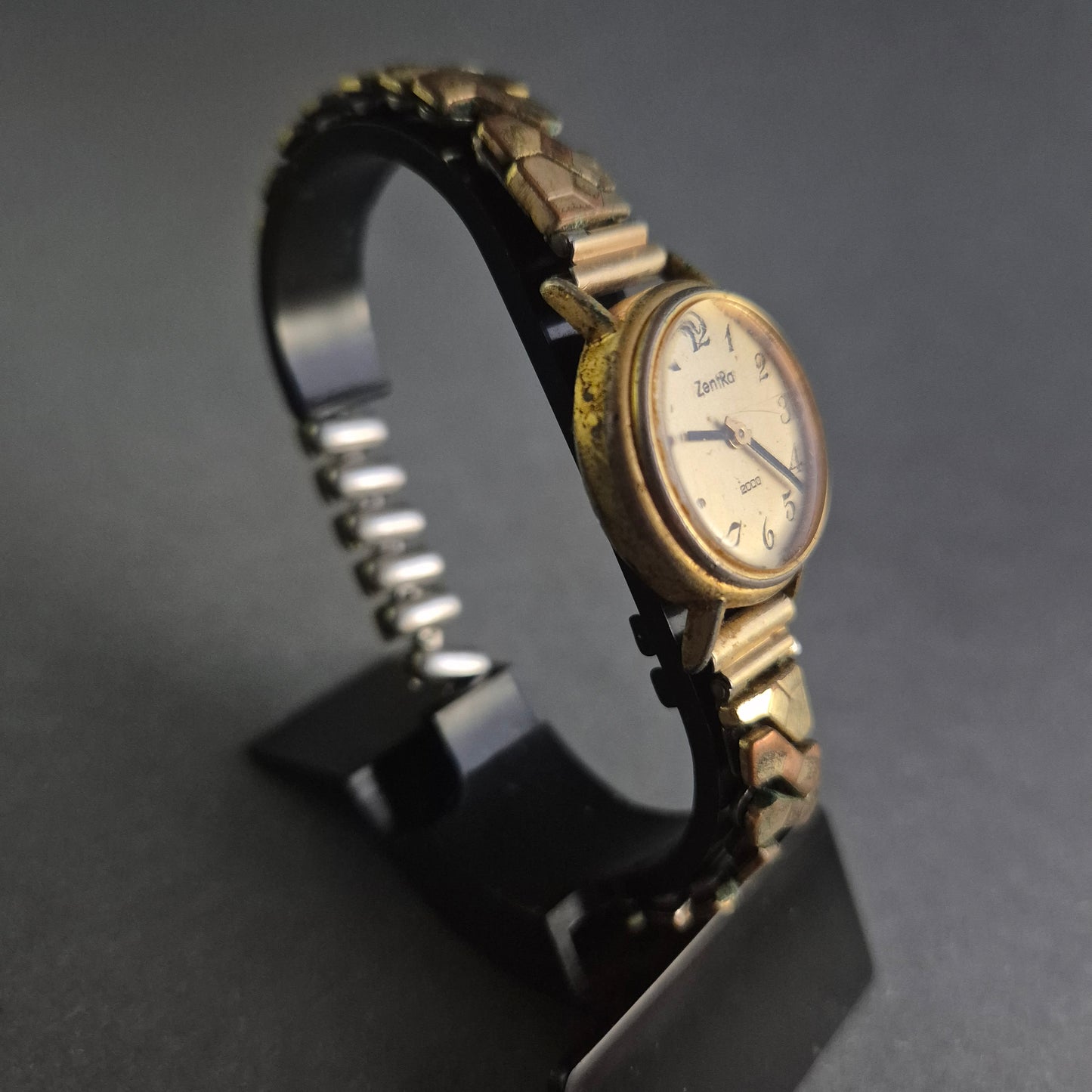 Klassische ZentRa Damenuhr – Elegantes Design für den Alltag